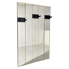 Spiegelpaneele mit drehbaren Holzkleiderhaken