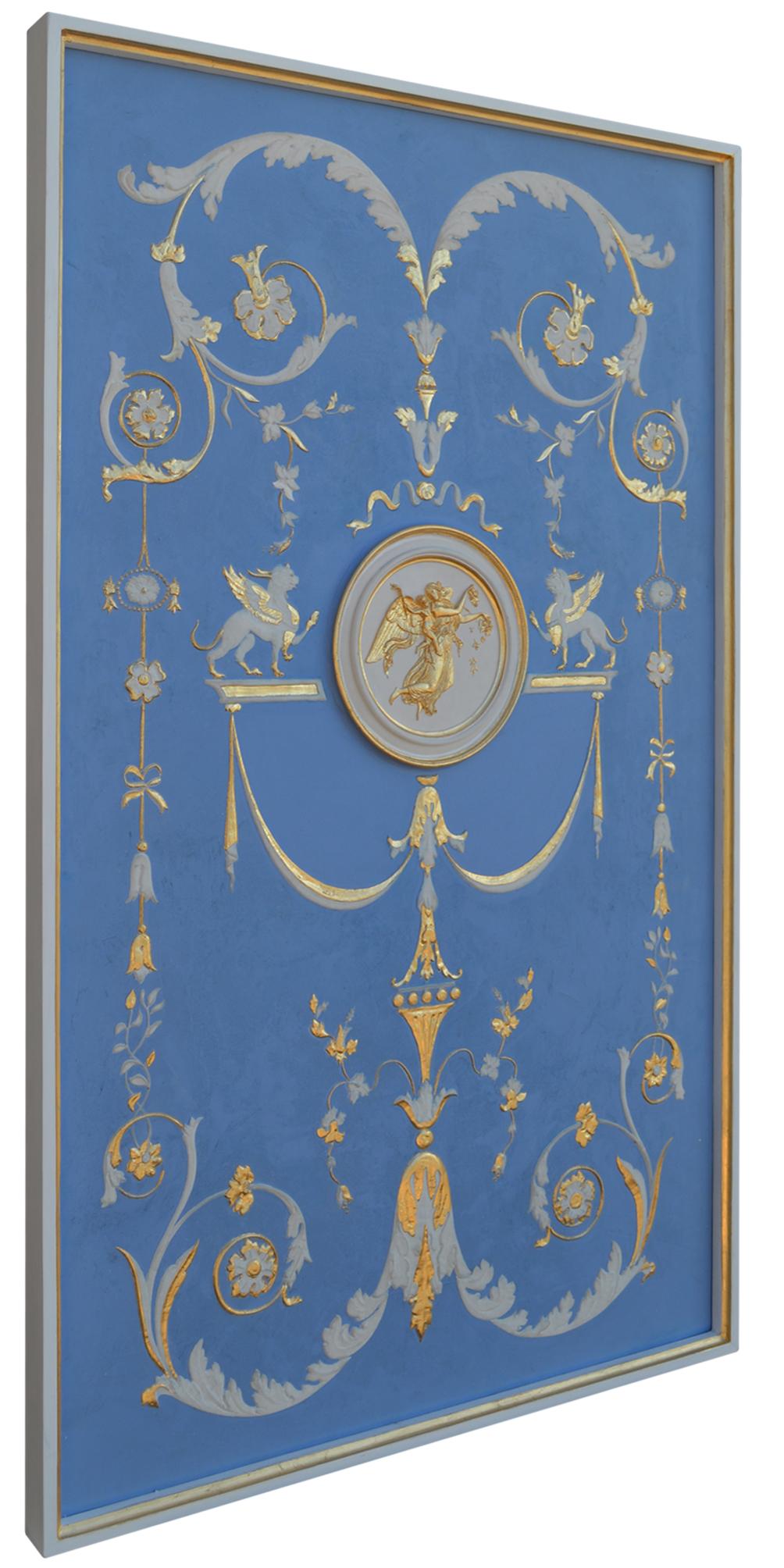 Pannello decorativo da parete azzurro con rilievi bianchi e oro, fatto a mano in Italia da Cupioli.

Elegante pannello decorativo da parete, realizzato interamente a mano, ispirato alle iconiche ceramiche Wedgwood. Il fondo azzurro delicato è
