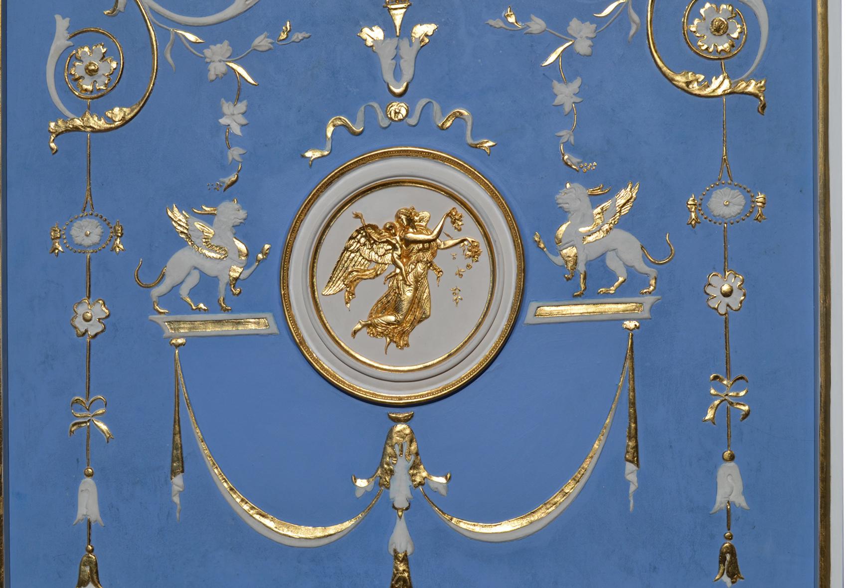 Stile Adam Pannello Parete Stile Wedgwood Azzurro e Rilievo Bianco Fatto a Mano da Cupioli in vendita