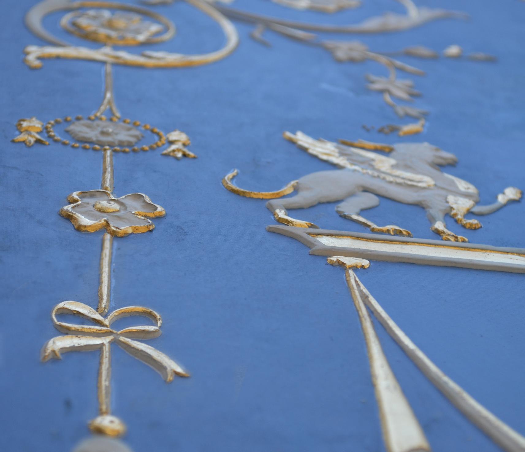 Periodo contemporaneo Pannello Parete Stile Wedgwood Azzurro e Rilievo Bianco Fatto a Mano da Cupioli in vendita