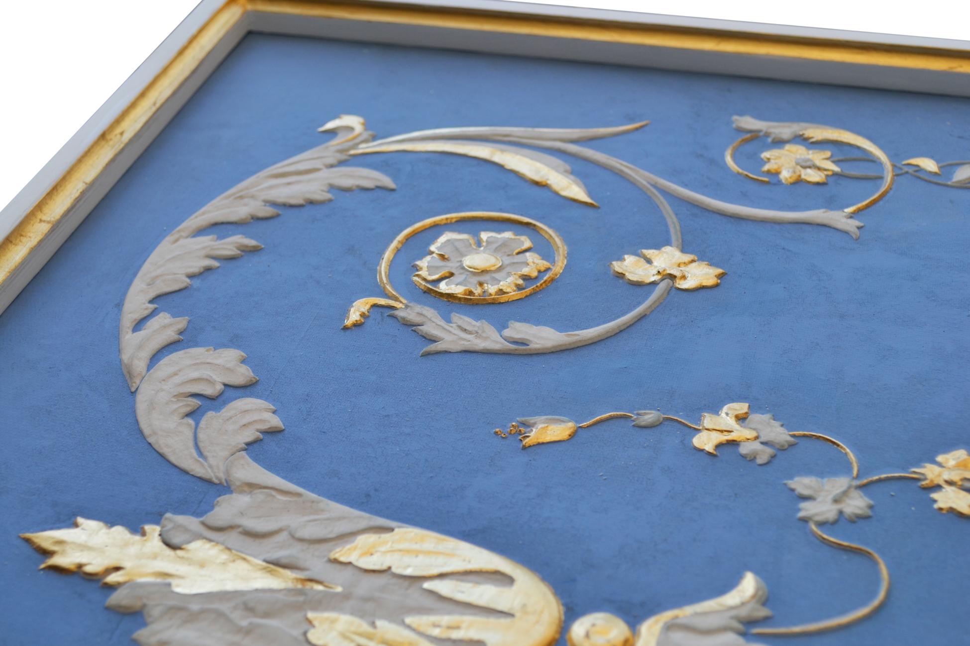 Periodo contemporaneo Pannello Decorativo Azzurro Bassorilievo Bianco Oro Stile Wedgwood Fatto a mano in vendita