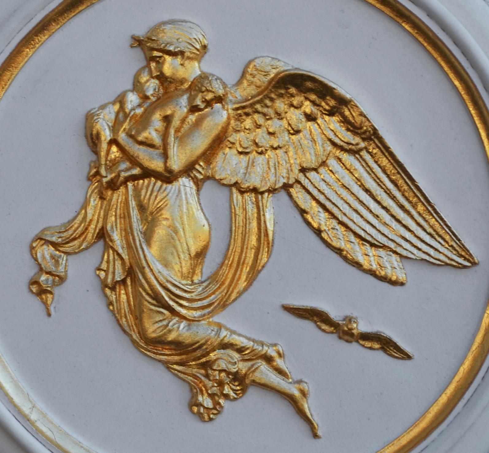 Gesso Pannello Decorativo Azzurro Bassorilievo Bianco Oro Stile Wedgwood Fatto a mano in vendita