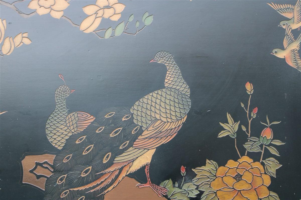 Mid-Century Modern Pannello Decorativo in Lacca Cinese 1950s con Uccelli Fiori di loto e Piante  For Sale