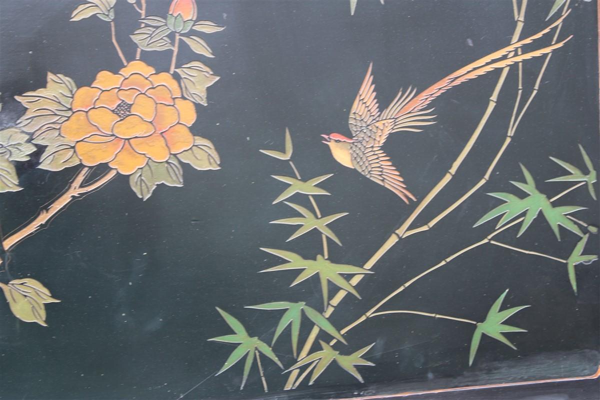 Mid-20th Century Pannello Decorativo in Lacca Cinese 1950s con Uccelli Fiori di loto e Piante  For Sale