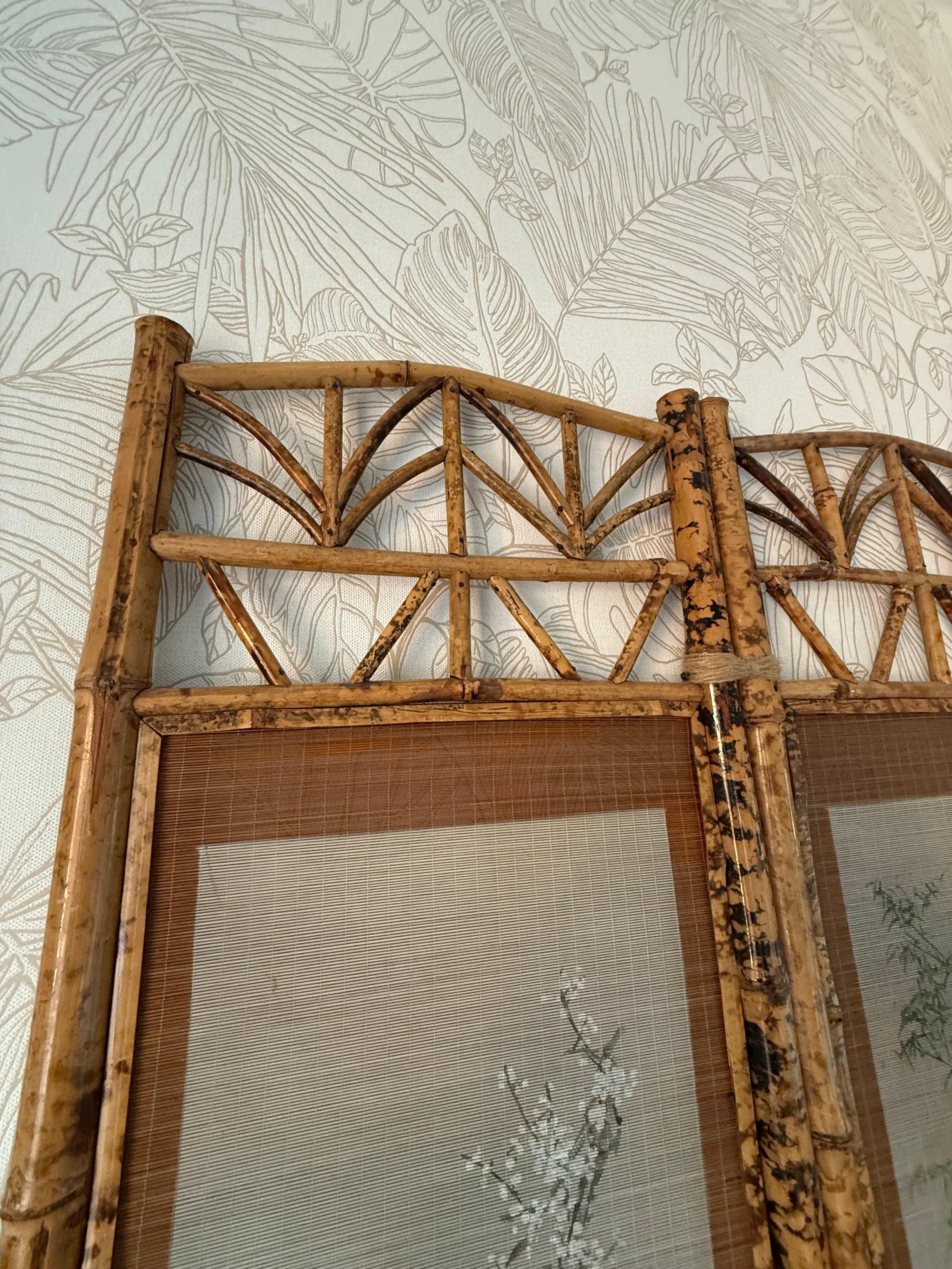 Mid-Century Modern Oriental Bamboo Decorative Panel on Straw of Geisha Women 1950s For Sale