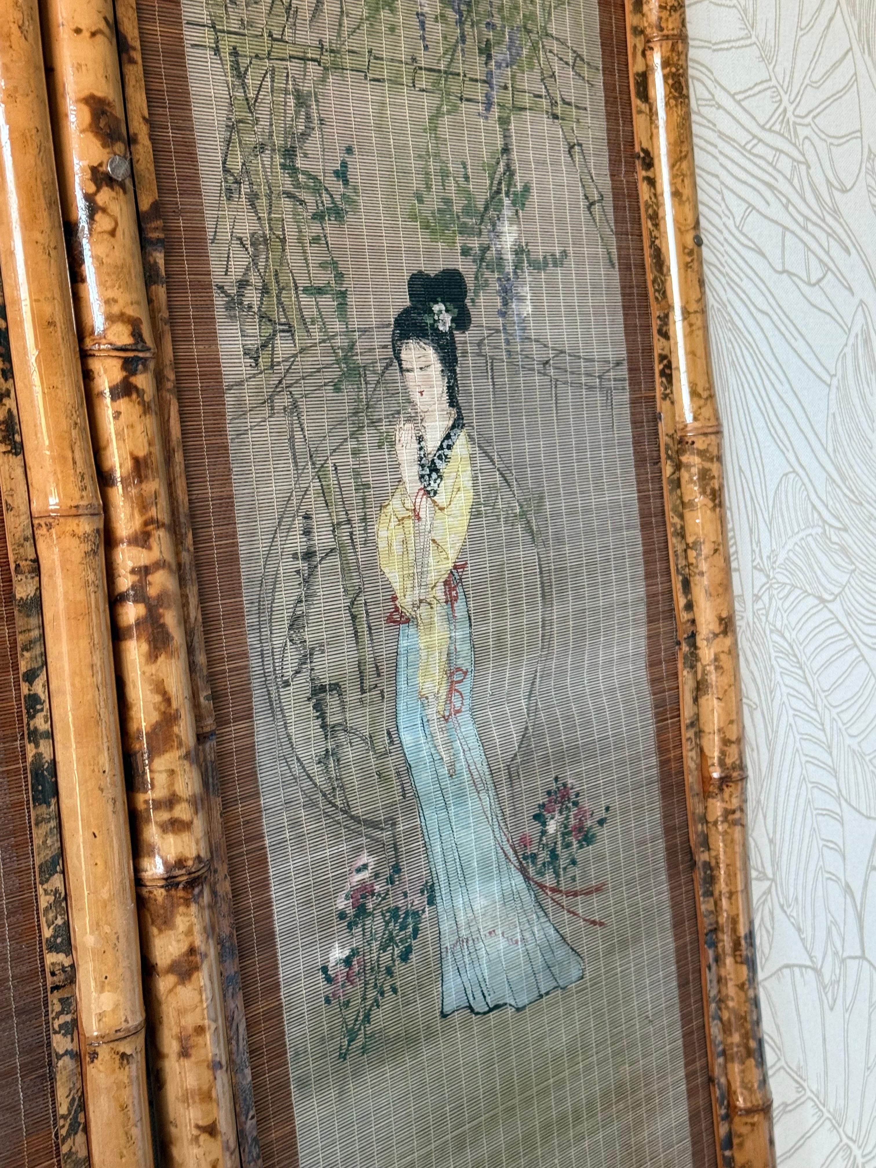 Oriental Bamboo Decorative Panel on Straw of Geisha Women 1950s In Good Condition For Sale In Palermo, Sicily