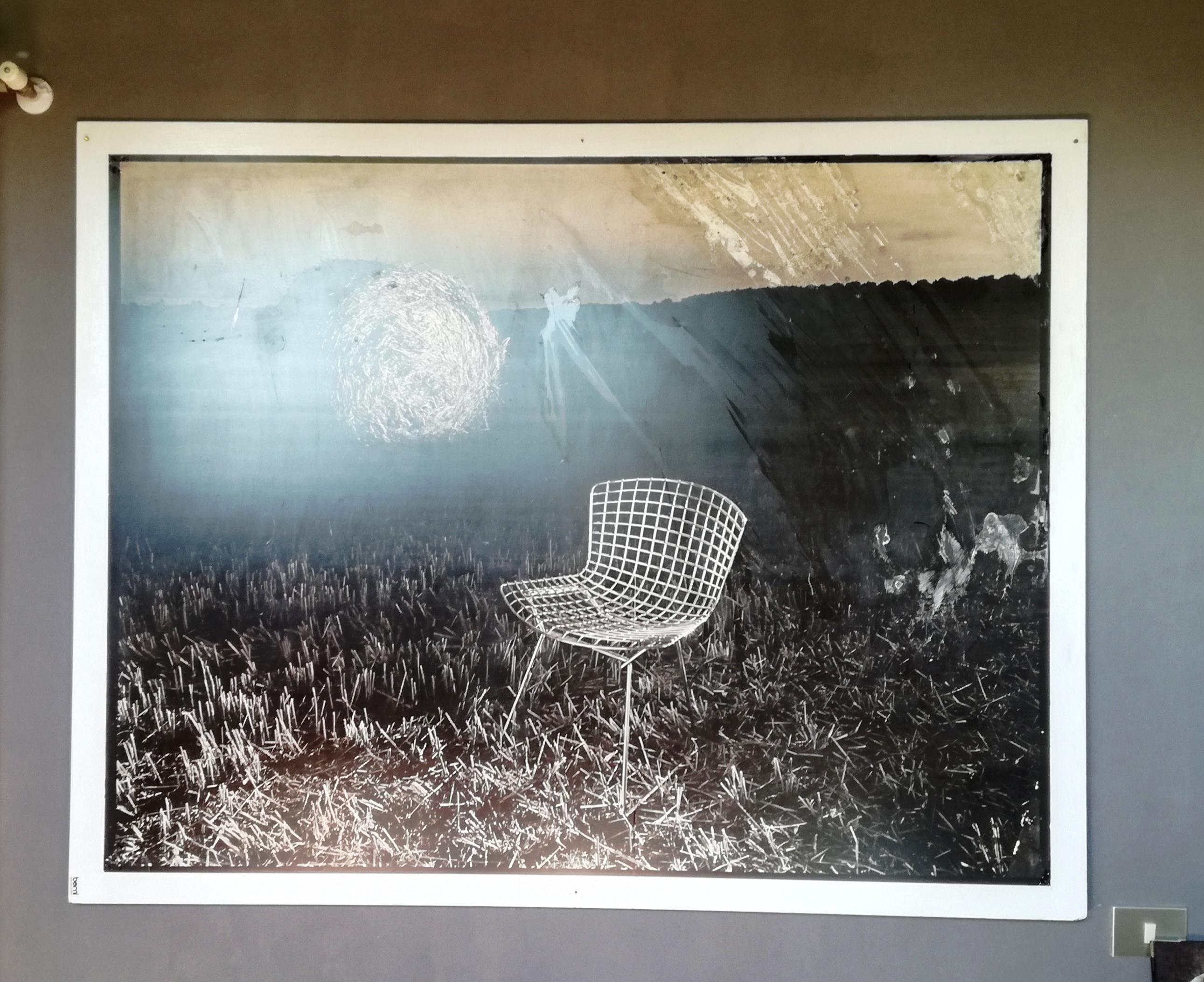 Großdruck mit Fotos von Luigi Bussolati, 1990er Jahre. Thema Drahtstuhl von Bertoia. Gedruckt auf 4 mm Forex. Es ist Teil einer Gruppe von 8 Designfotografien. Die Oberfläche ist auf der rechten Seite mit Zeitangaben versehen.