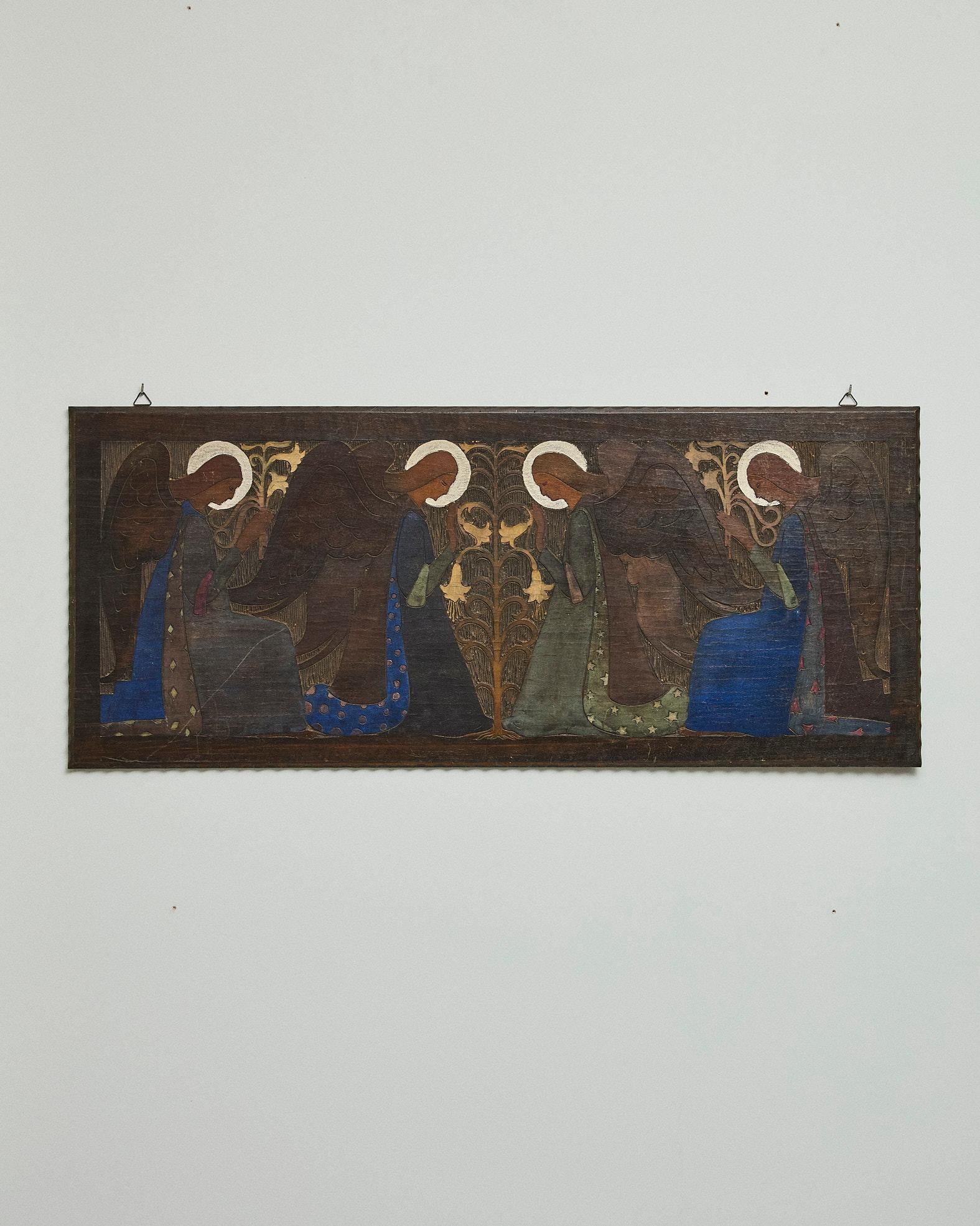 Pregiato pannello in legno intagliato e dipinto, raffigurante quattro angeli inginocchiati che offrono fiori in una composizione simmetrica, dal carattere quasi liturgico.

L'opera fu concepita dall'architetto Gino Maggioni, che svolgeva un ruolo