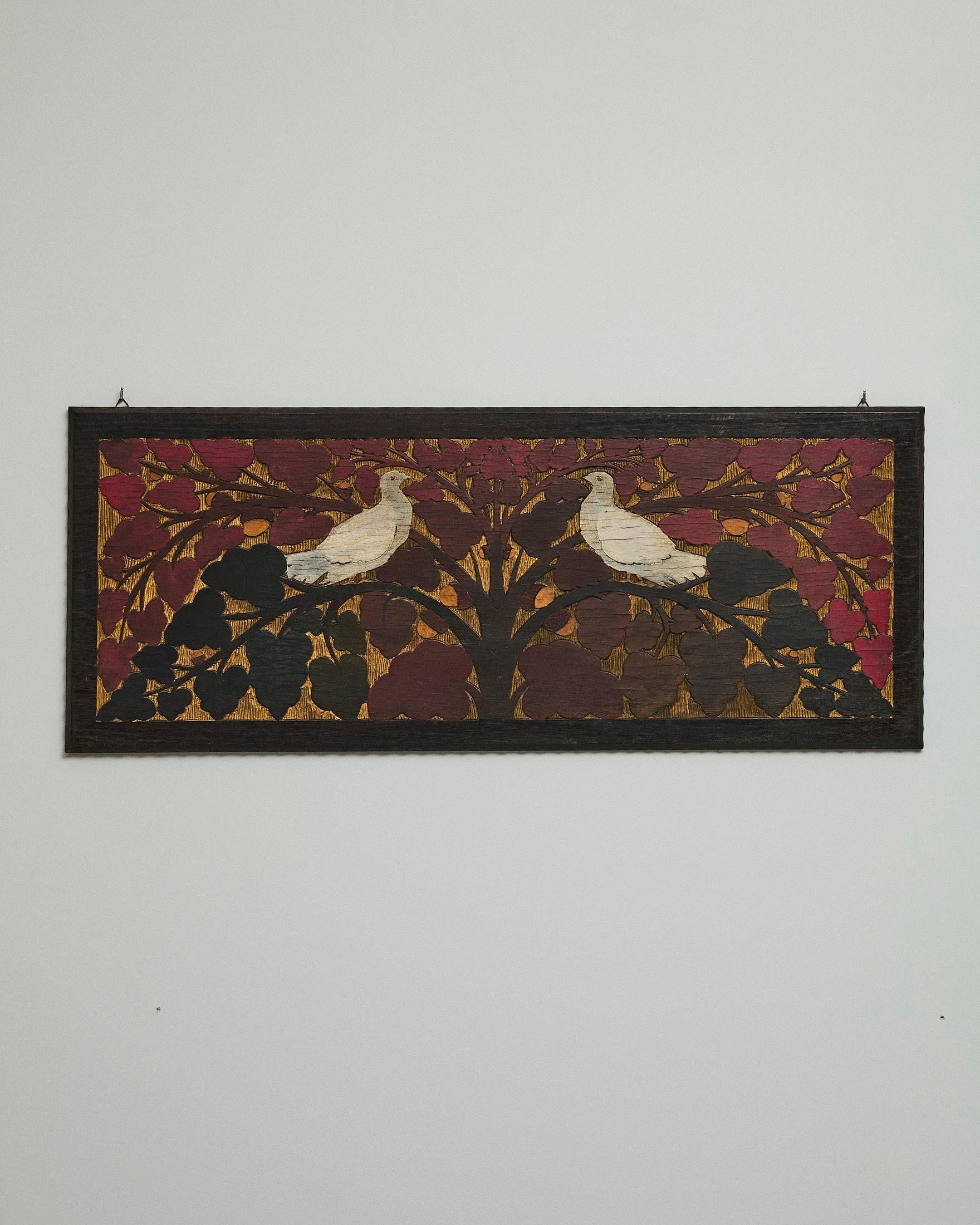 Pregiato pannello in legno intagliato e dipinto, raffigurante due colombe posate sui rami di un albero rigoglioso.

L'opera fu concepita dall'architetto Gino Maggioni, che svolgeva un ruolo analogo a quello che oggi definiremmo art director, per