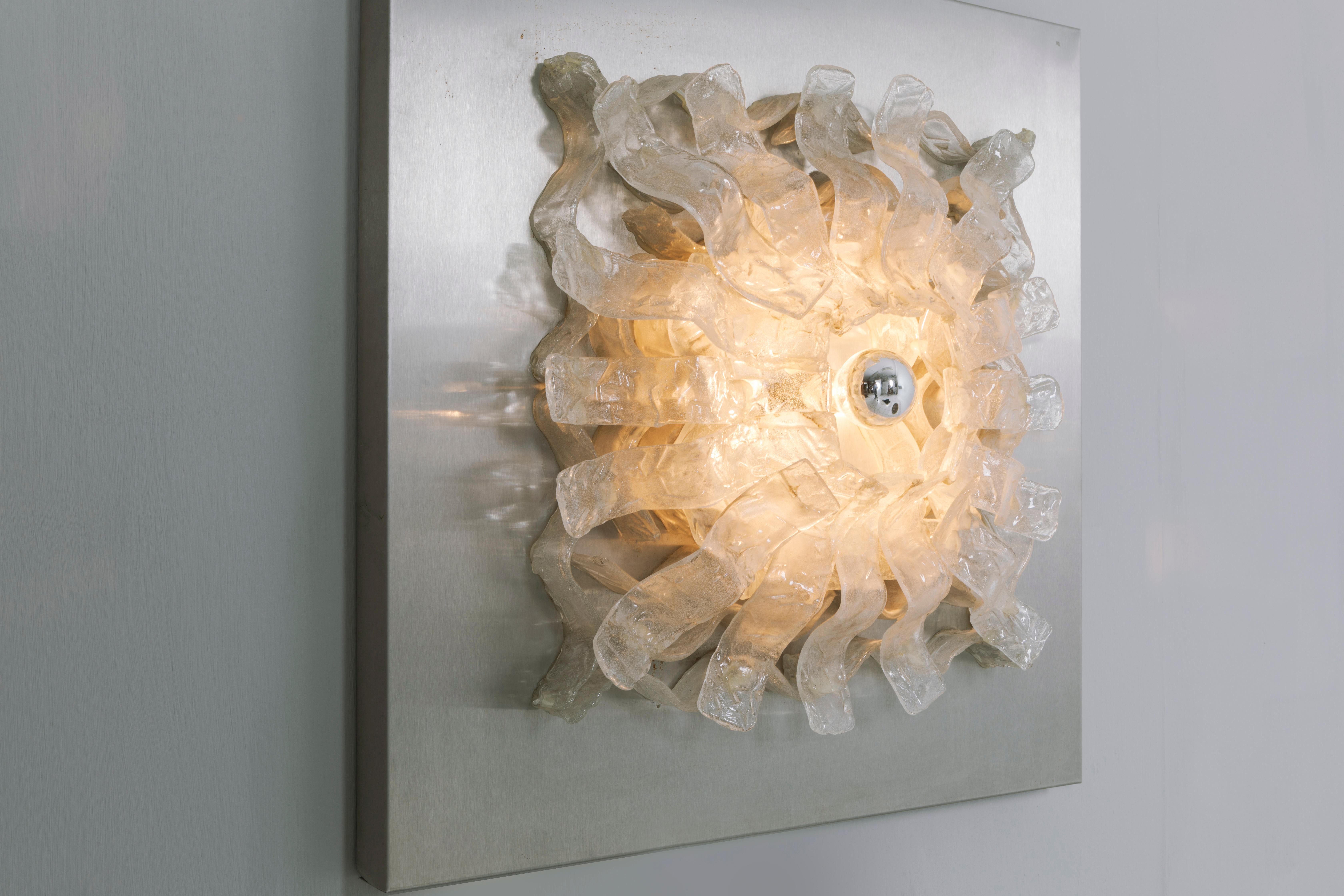 Seltene, von Angelo Brotto entworfene und von Esperia Mitte der 1970er Jahre hergestellte Leuchtplatte. Dekoration durch übereinander liegende Muranoglaszungen
