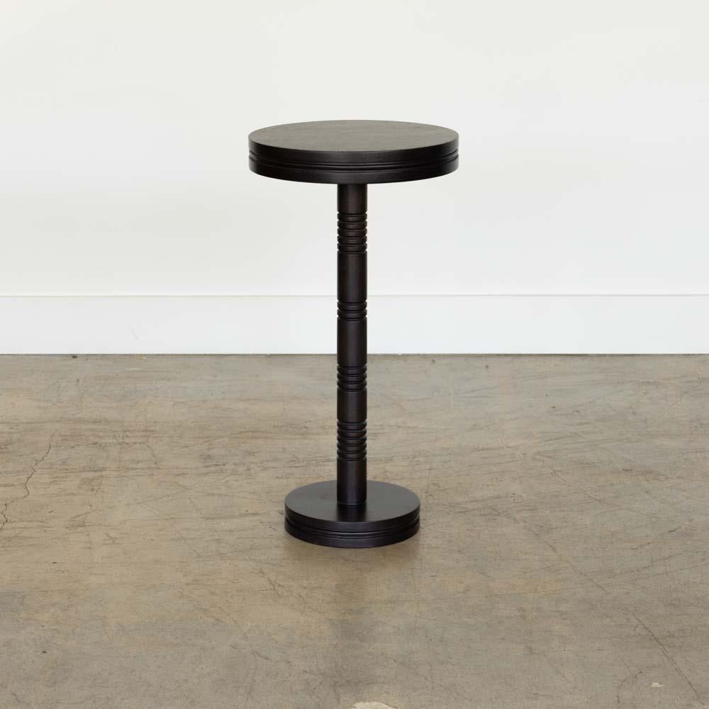 Table à boire circulaire en chêne massif avec des détails nervurés sculptés dans une teinte ébène ; inspirée par le design français. Conçu à Los Angeles. Plusieurs disponibles. Veuillez vous renseigner sur les délais de livraison.