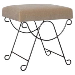 Panoplie Iron Loop Hocker mit braunem Mohair