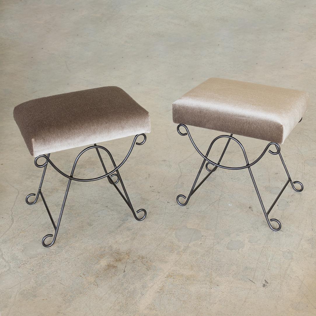 Panoplie Iron Loop Hocker mit braunem Mohair im Zustand „Neu“ im Angebot in Los Angeles, CA