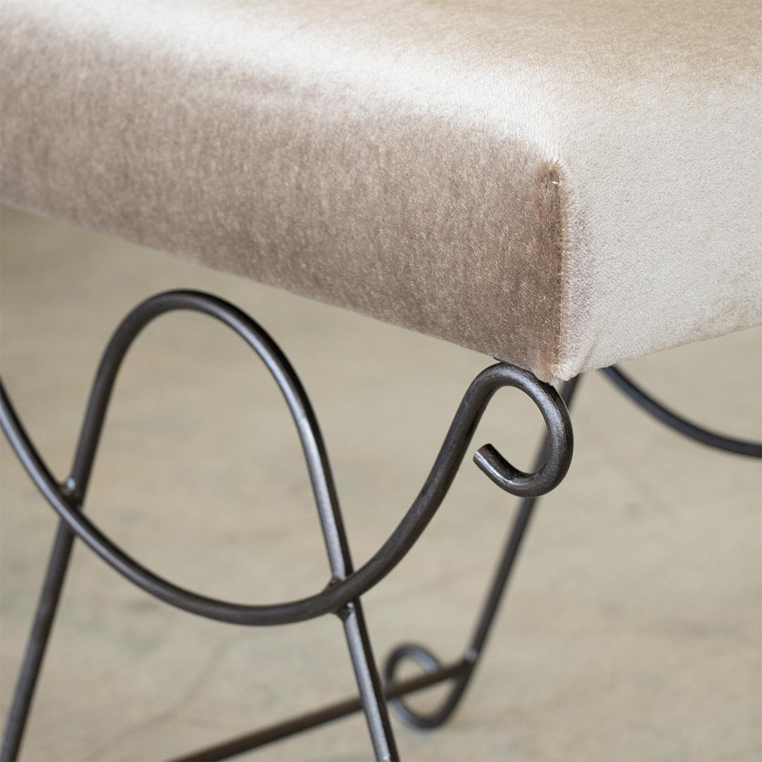 Panoplie Iron Loop Hocker mit braunem Mohair (Mohairwolle) im Angebot