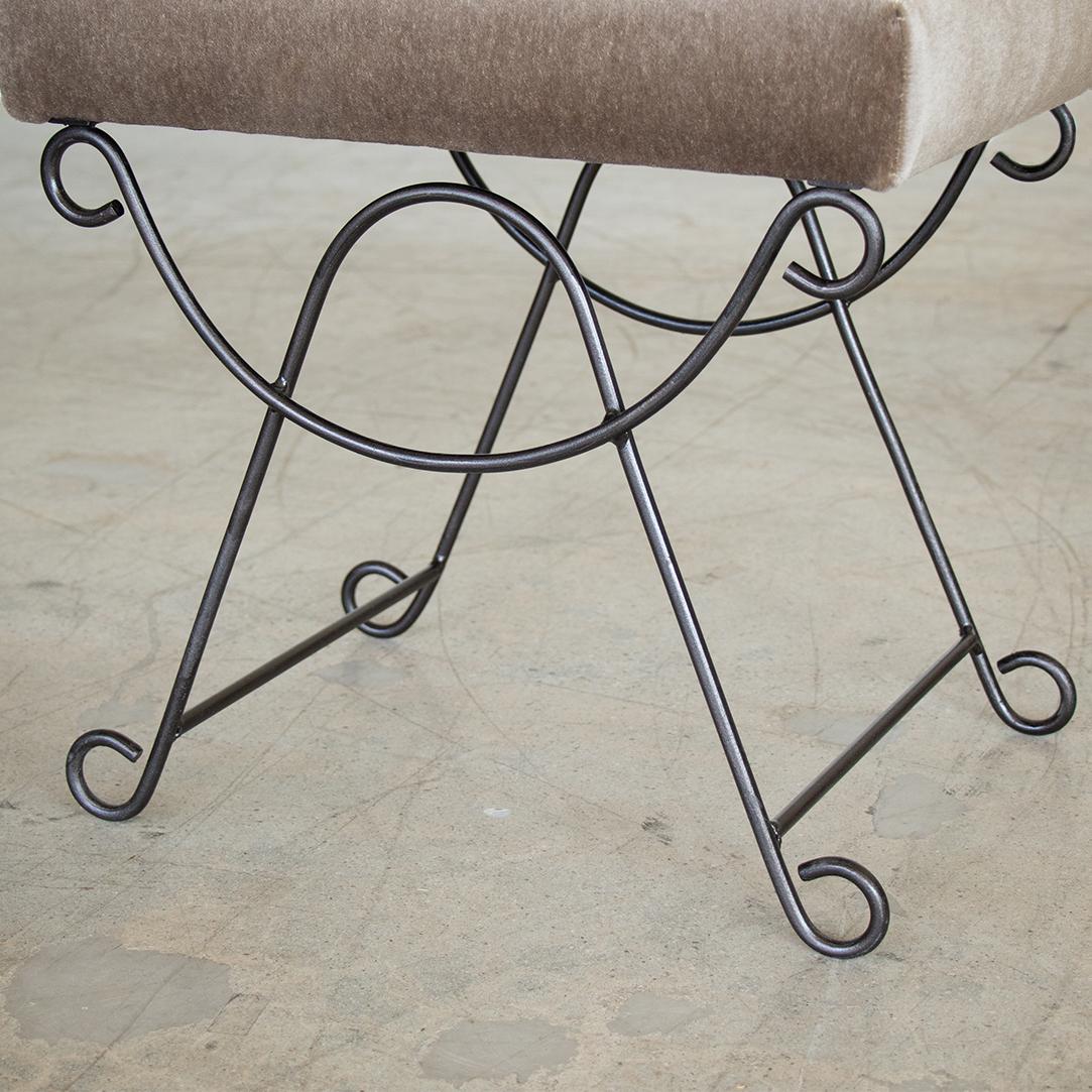 Panoplie Iron Loop Hocker mit braunem Mohair im Angebot 1