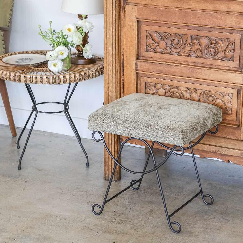 Américain Panoplie Tabouret à boucle en fer avec chenille Sage en vente