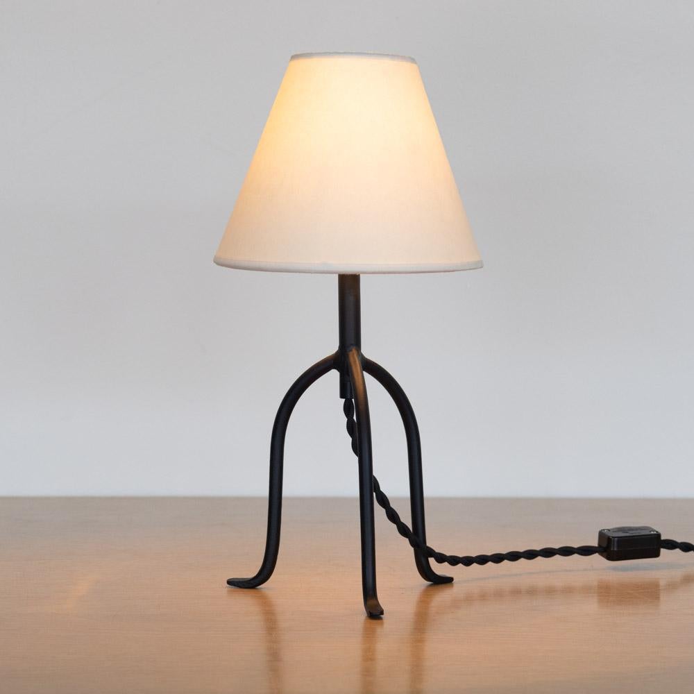 Ferro Lampada a treppiede in ferro Panoplie Petite, paralume in pergamena in vendita