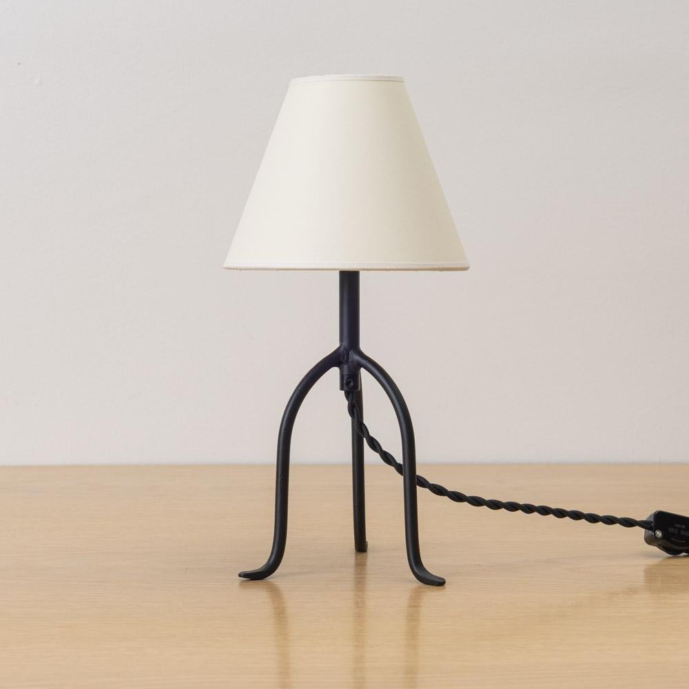 Lampada a treppiede in ferro Panoplie Petite, paralume in pergamena in vendita 1