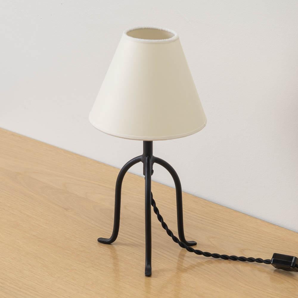 Lampada a treppiede in ferro Panoplie Petite, paralume in pergamena in vendita 2