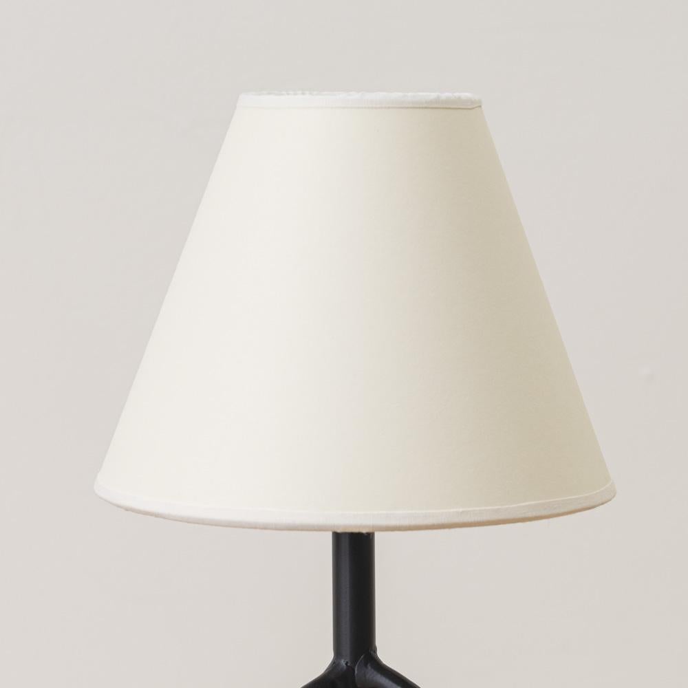 Lampada a treppiede in ferro Panoplie Petite, paralume in pergamena in vendita 3