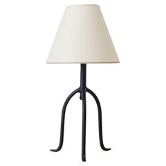 Lampada a treppiede in ferro Panoplie Petite, paralume in pergamena