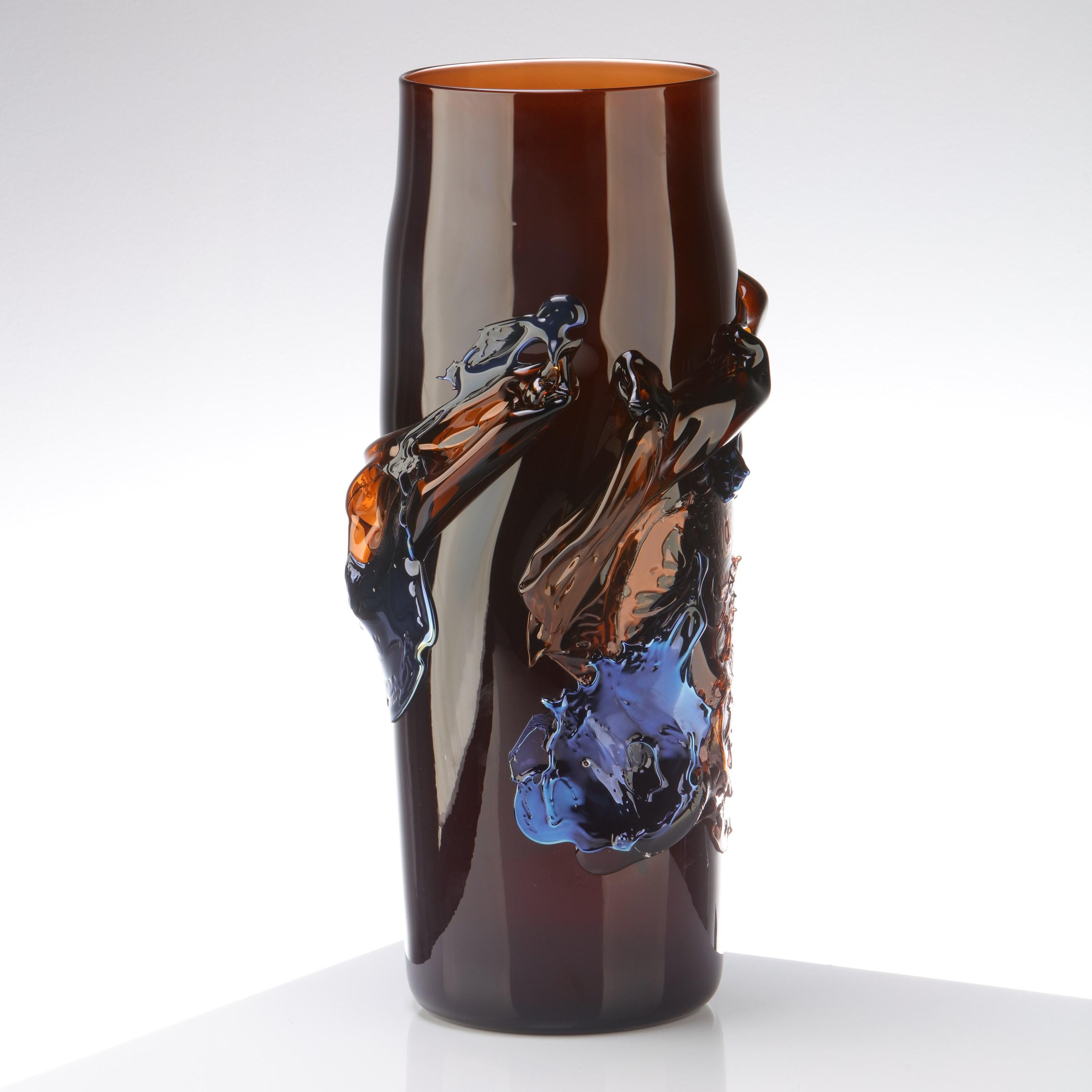 Fait main Panorama en ambre foncé, un vase sculptural en verre soufflé à la main de Bethany Wood en vente