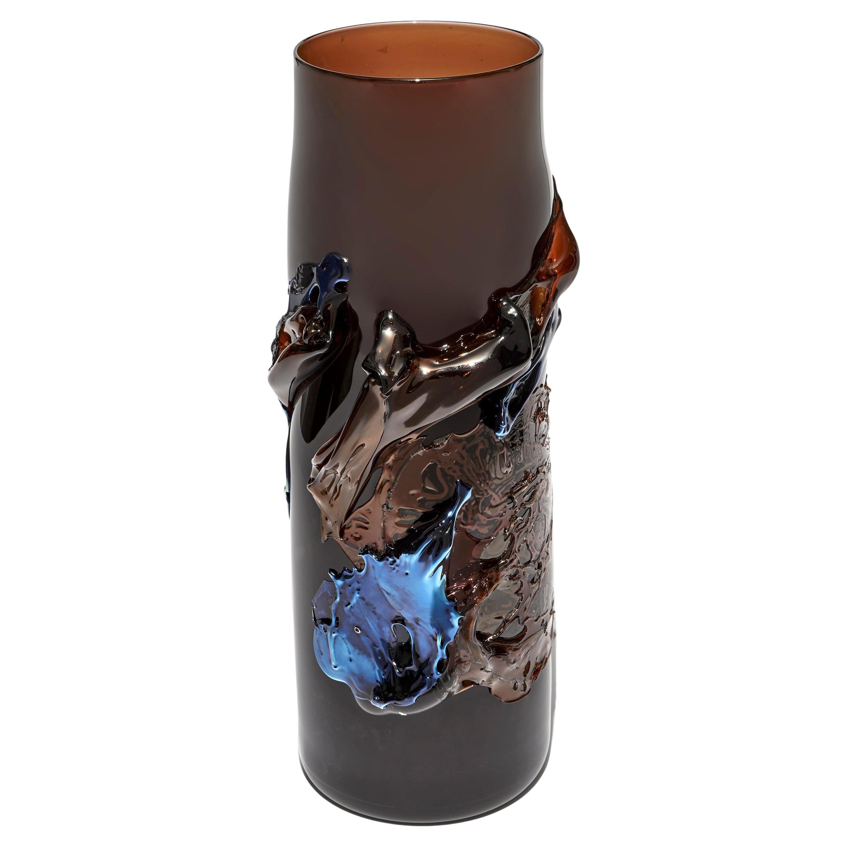 Panorama-Vase aus dunklem Bernstein, eine skulpturale mundgeblasene Glasvase von Bethany Wood