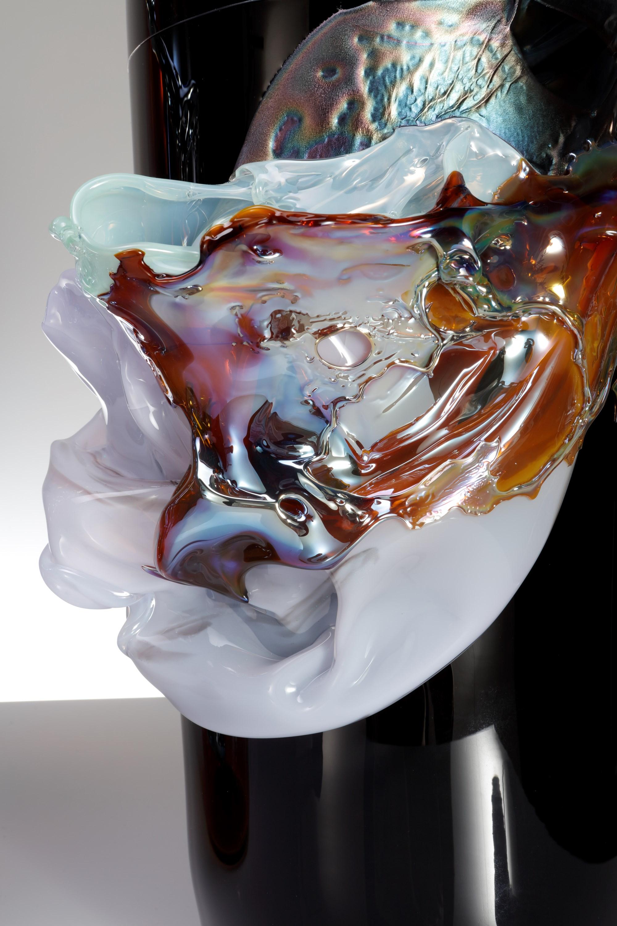 Verre  Panorama in Iridescence, un vase en verre noir et multicolore de Bethany Wood en vente
