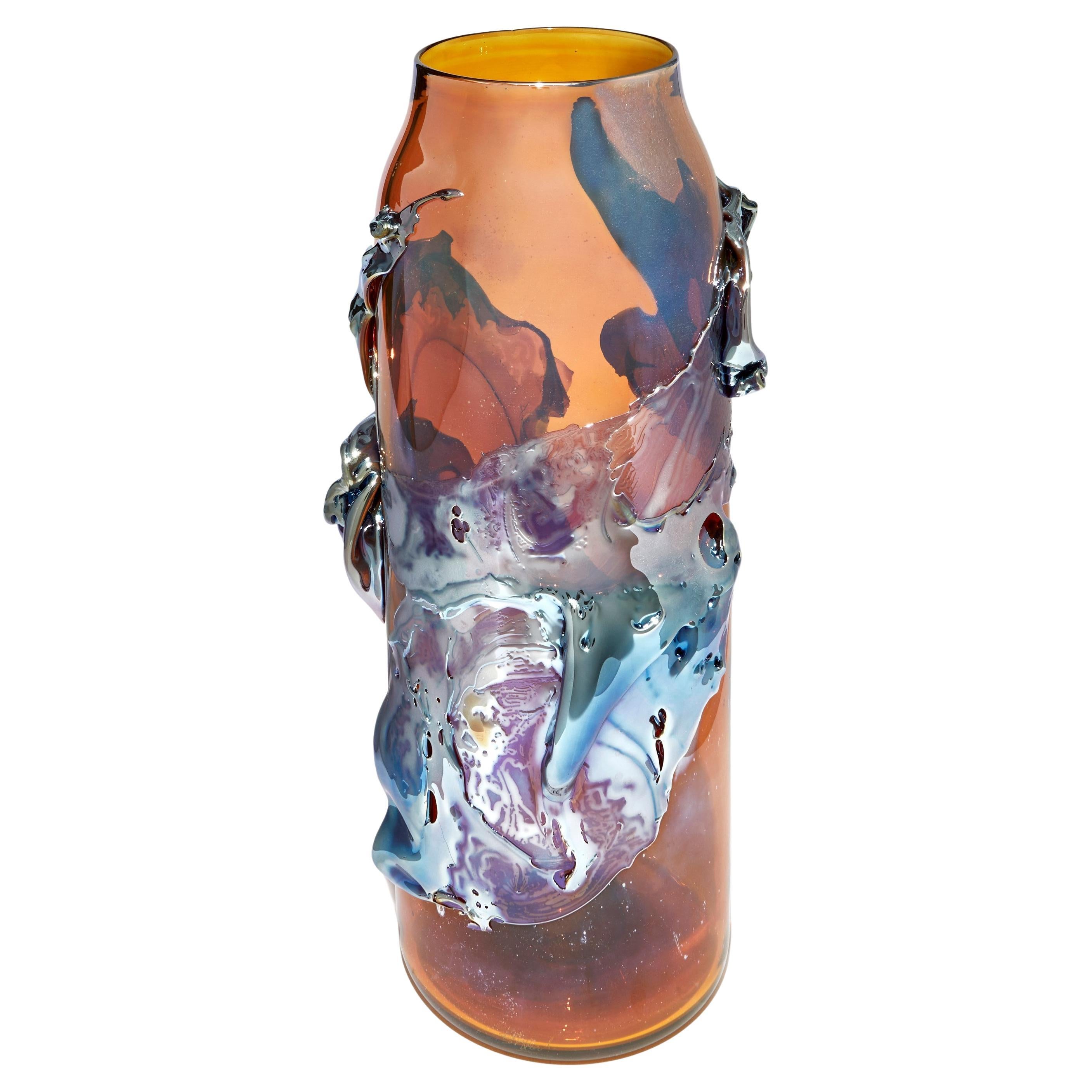 Panorama in Nectar, un vase en verre abstrait bleu métallisé et ambré de Bethany Wood