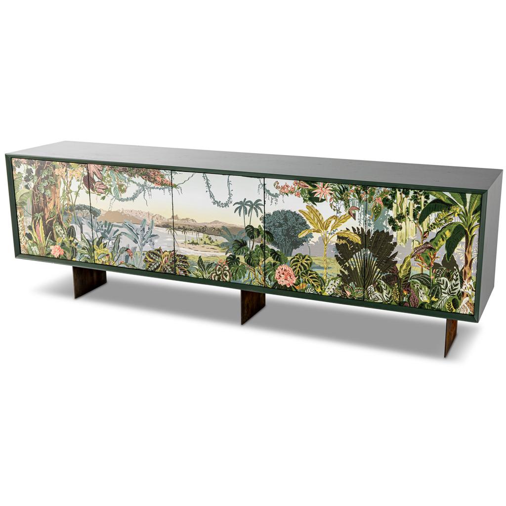 Dieses moderne Sideboard hat ein Trompe L'Oeil-Panoramadesign auf den Türen. Das Trompe L'Oeil-Panoramadesign zeigt eine tropische Aussicht mit Blumen, Sträuchern, Bäumen und Weinreben und einer Bergkette im Hintergrund. Dieses einzigartige