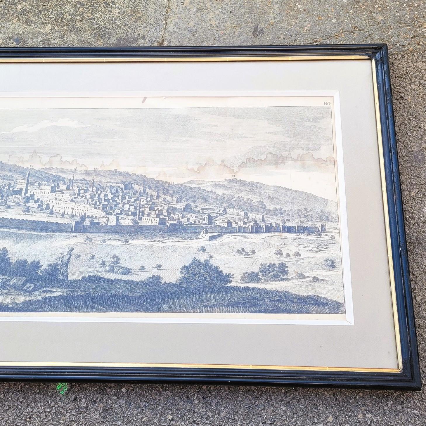 Zwei sehr große gerahmte Stiche, die Panoramaansichten der Städte Jerusalem und Skio (oder Chios) darstellen.   

Einige Flecken, Stockflecken, Risse und Falten. Aus dem 19. Jahrhundert.  

Baguette-Rahmen des 20. Jahrhunderts, einige alte