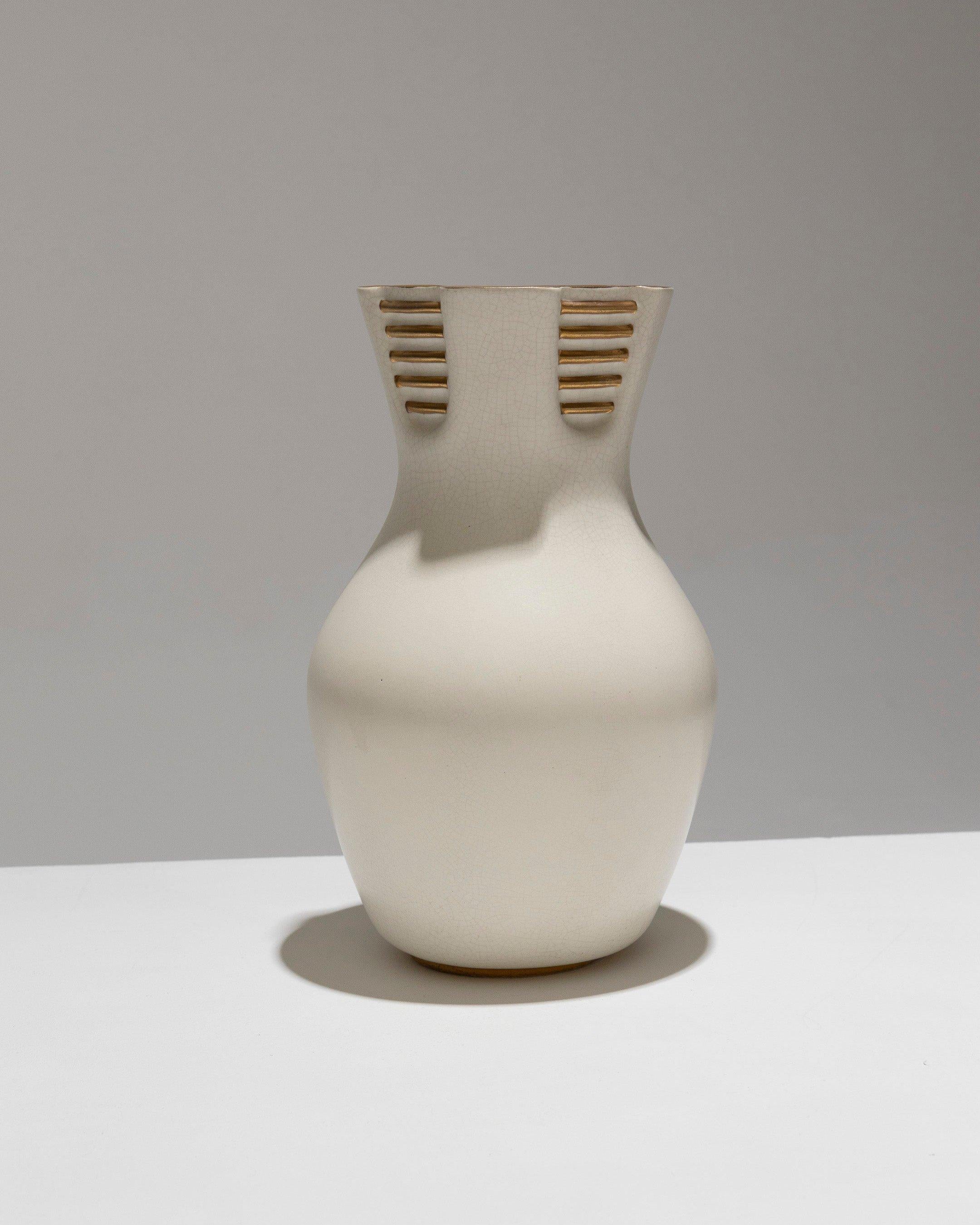 Vaso Pansu in ceramica bianca con smalto satinato e crepato, realizzato dalla manifattura italiana Richard Ginori negli anni '40. Una forma bulbosa con Foldes simulate, collegate da cinque corde d'oro. Marchio impresso: 