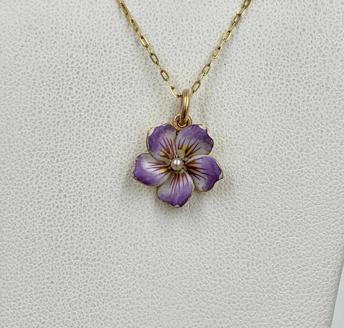 Pansy-Blumenanhänger aus 18 Karat Gold mit Emaille und Perlenanhänger im viktorianischen Art nouveau-Stil im Zustand „Relativ gut“ im Angebot in New York, NY