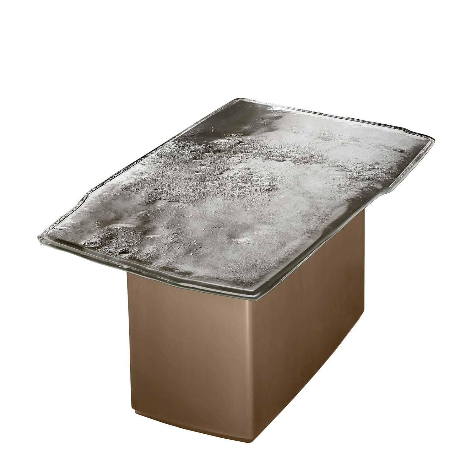 Side table Panta Large with wooden structure painted with 
burnished brass effect. With baked glass top with irregular 
edges and with two layers silvered with medium antique finish. 
Also available on request in Panta High Side Table and Panta