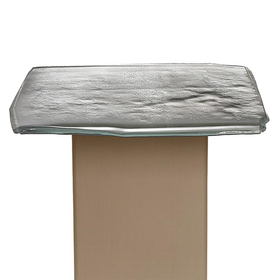 Table d'appoint Panta Medium avec structure en bois peinte avec de l'huile d'olive. 
effet laiton bruni. Avec plan de travail en verre cuit et irrégulier 
et avec deux couches argentées avec une finition antique moyenne. 
Également disponible sur