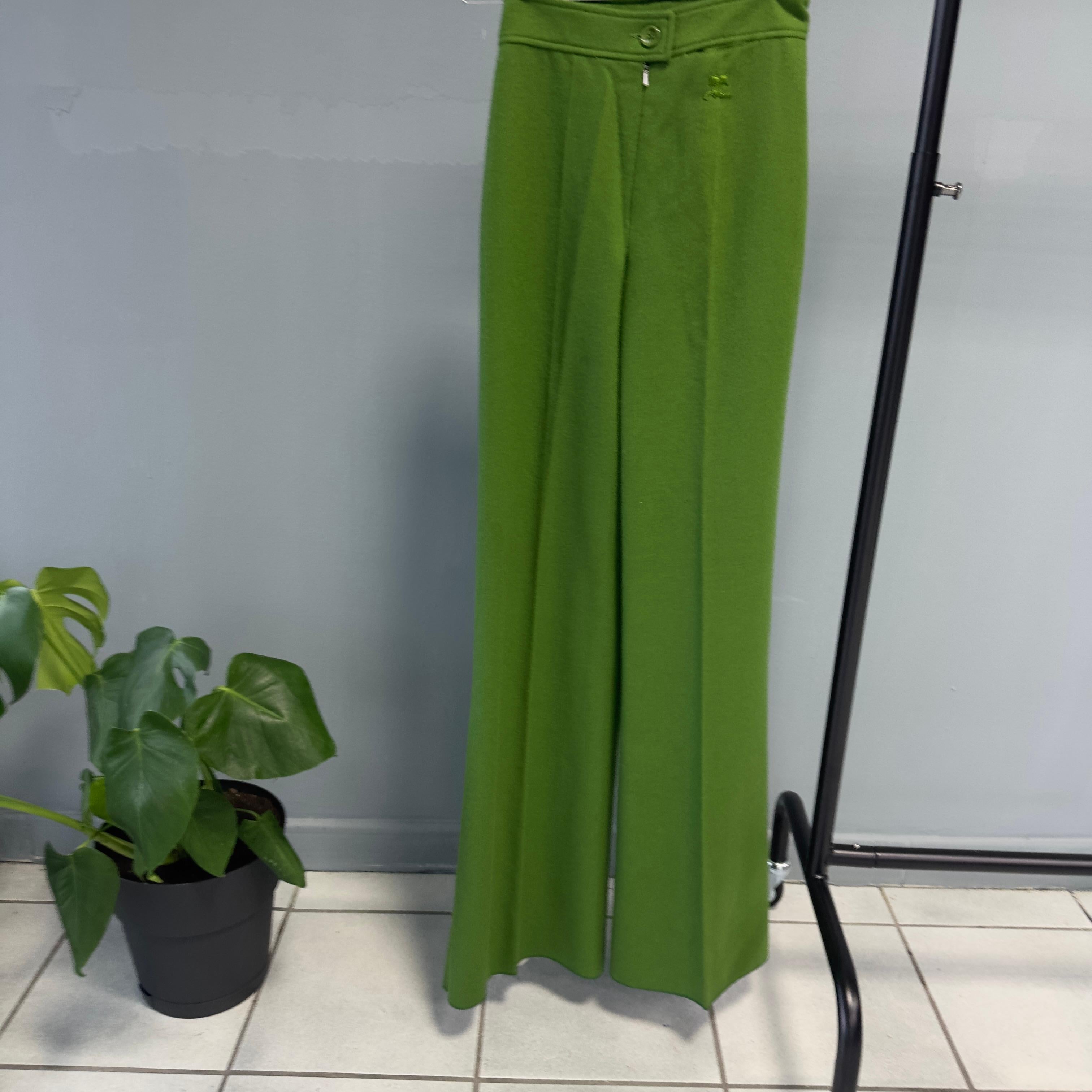 Pantalone verde Courrèges a gamba ampia 
Chiusura con bottone e cerniera 
Articolo anni 70 vita alta, nuovo mai utilizzato.
Interno completamente foderato 
Taglia 00
Misure :
Vita 33cm
Cavallo 32cm
Fianchi 43cm
Coscia 26cm
Lunghezza 118cm
Larghezza