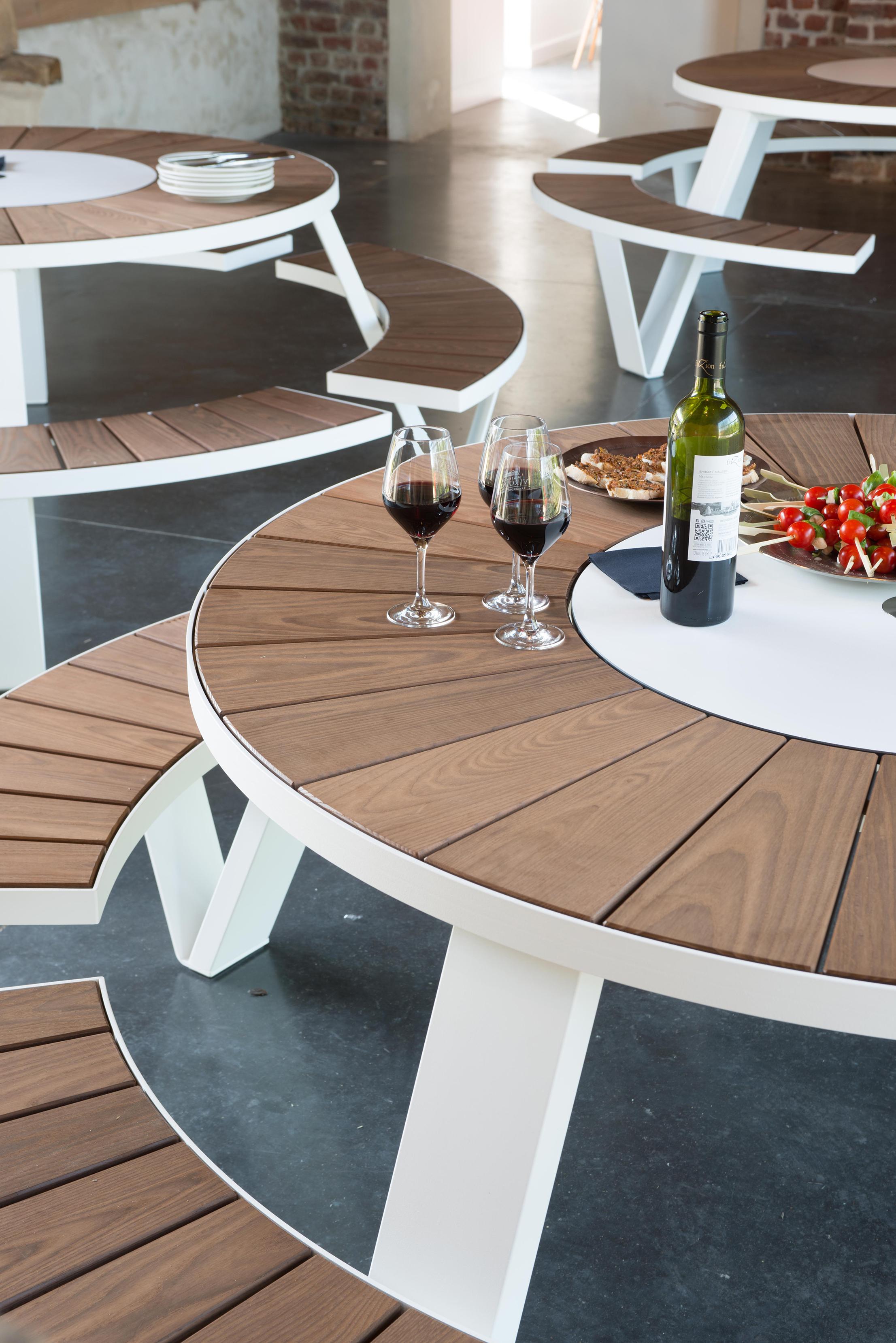 Modern Pantagruel Picnic Table with Inumbra Parasol Design by Extremis For Sale