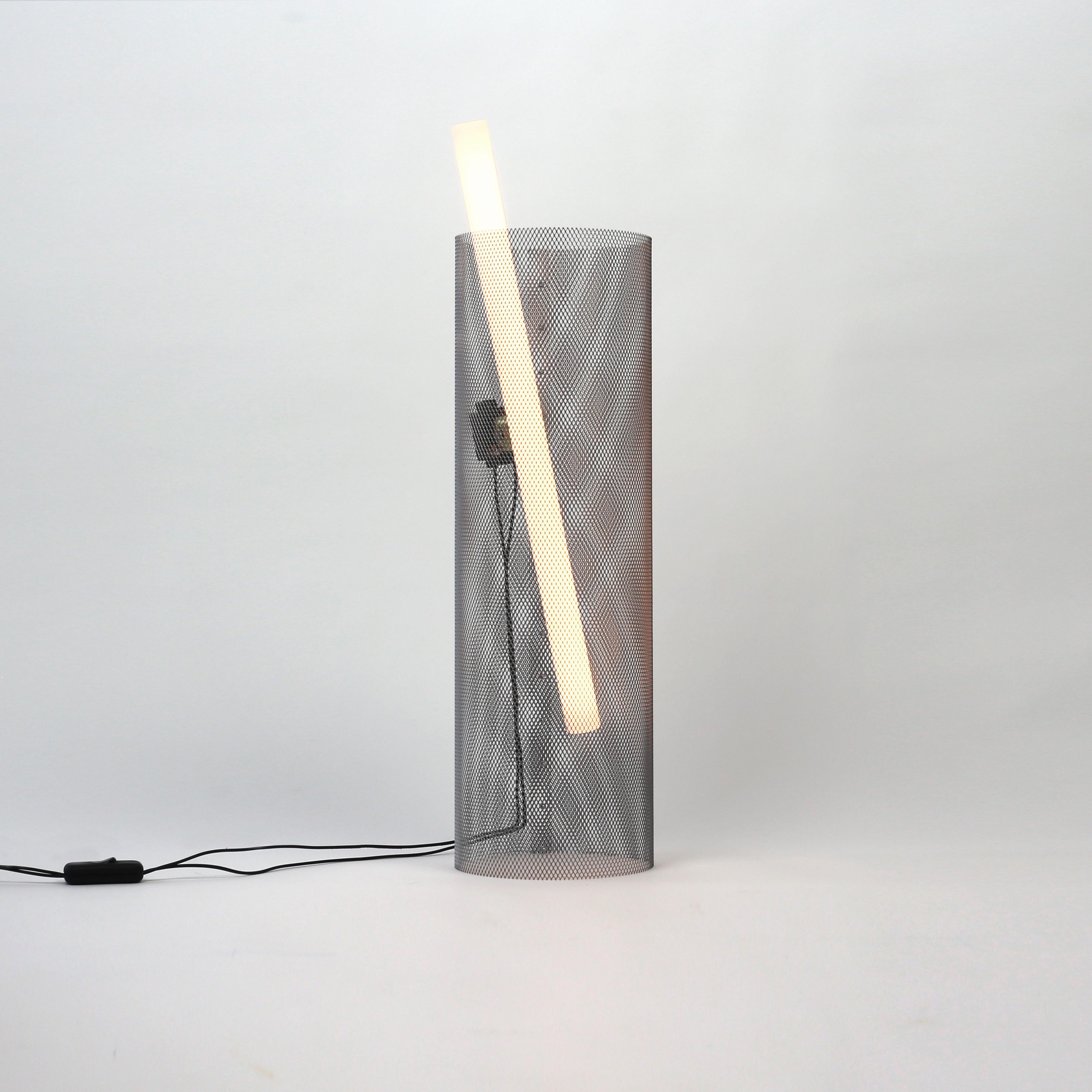 Pantalla. Lampada da tavolo Linestra in metallo curvato di Bijeen.

Questa lampada da tavolo contemporanea di Bijeen fa parte della serie Podium (2020-2021), una collezione limitata che esplora l'estetica grezza dei materiali industriali