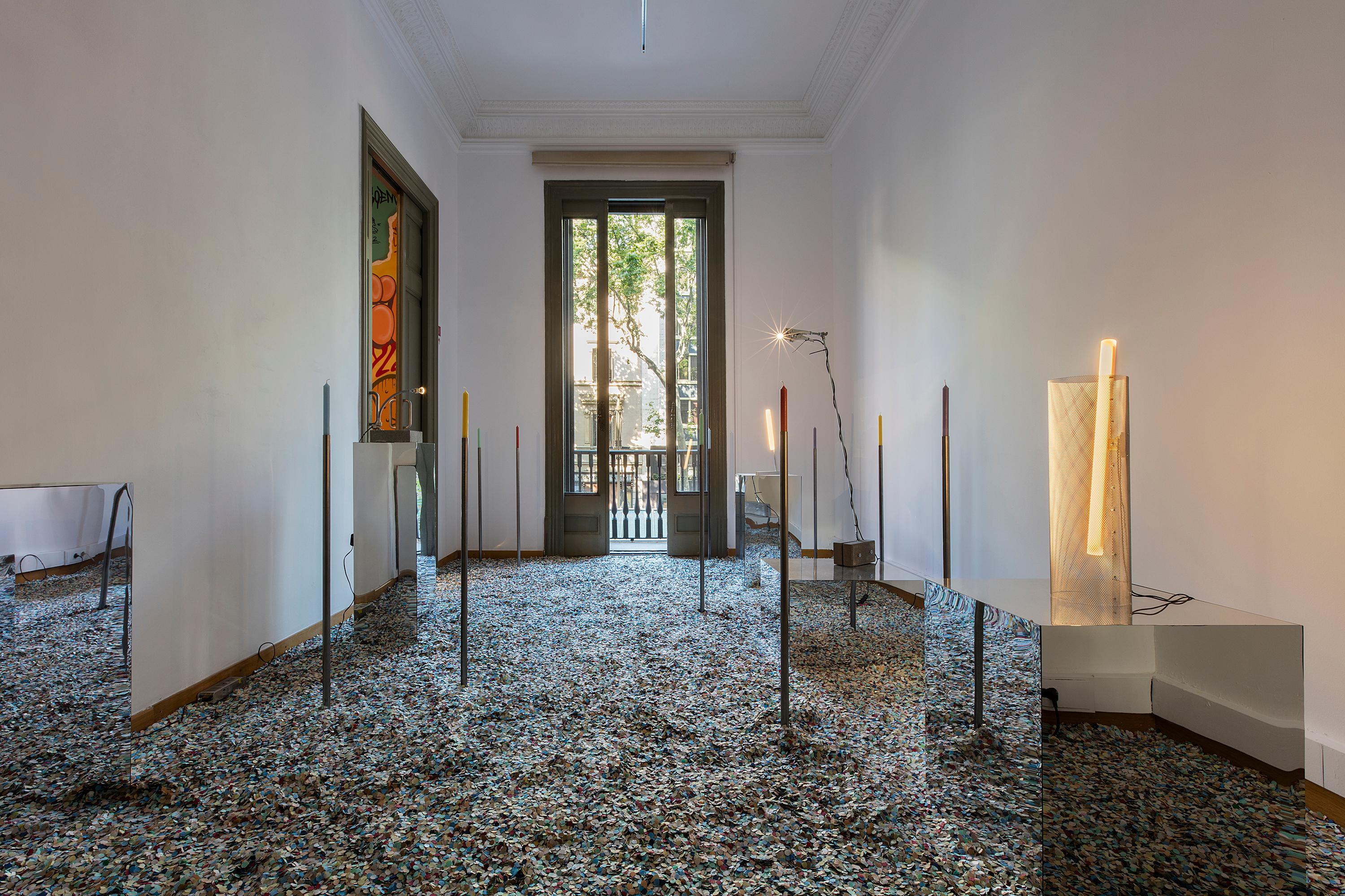 XXI secolo e contemporaneo Pantalla. Lampada da tavolo Linestra in metallo curvato di Bijeen. in vendita
