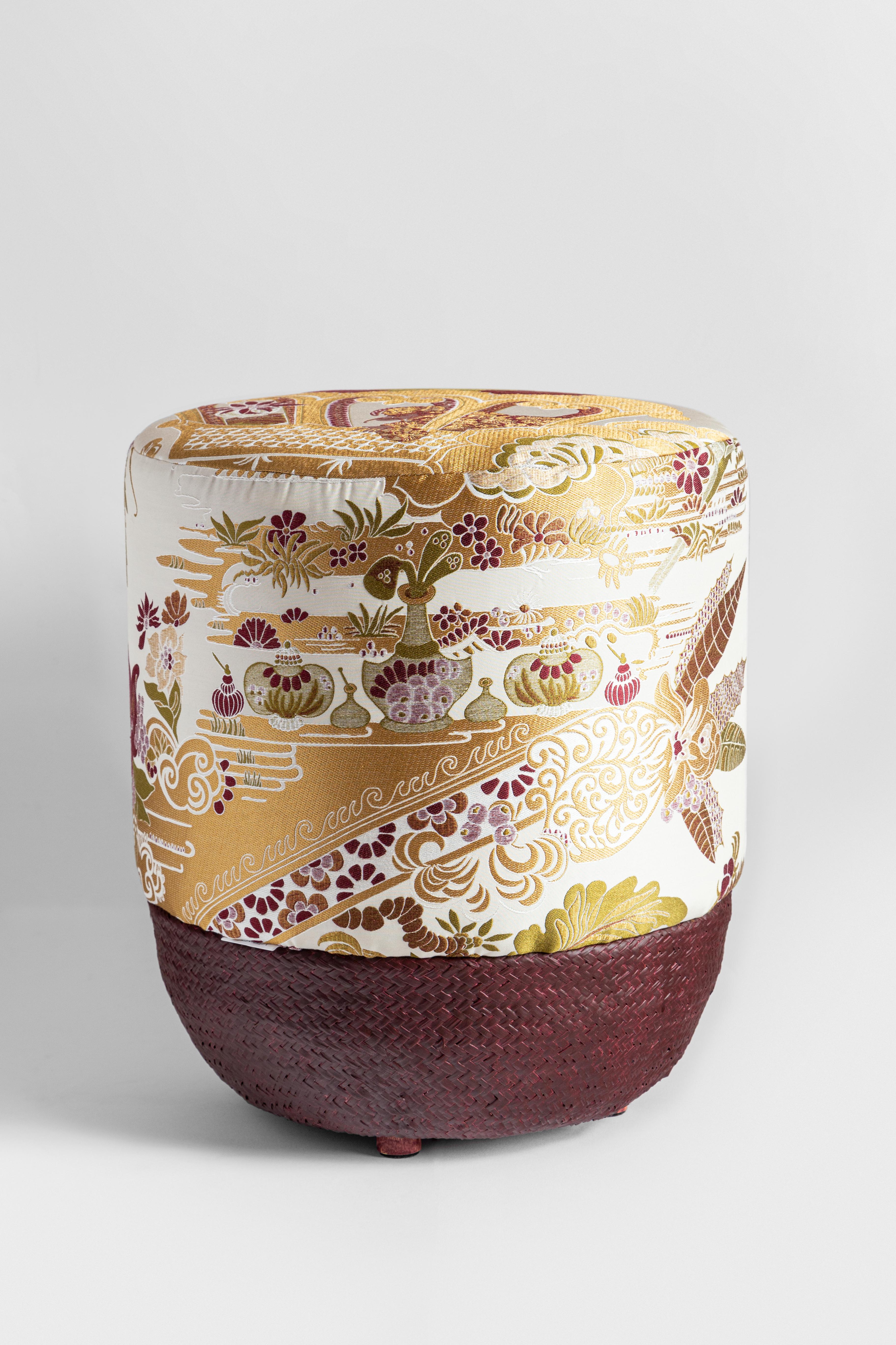 This pouf will make a bold statement in any modern or traditional interior thanks to its meticulous silk detailing. The Rococo-inspired motifs drawn from botanical art, including flowers and plants, blend together harmoniously. This pouf will infuse