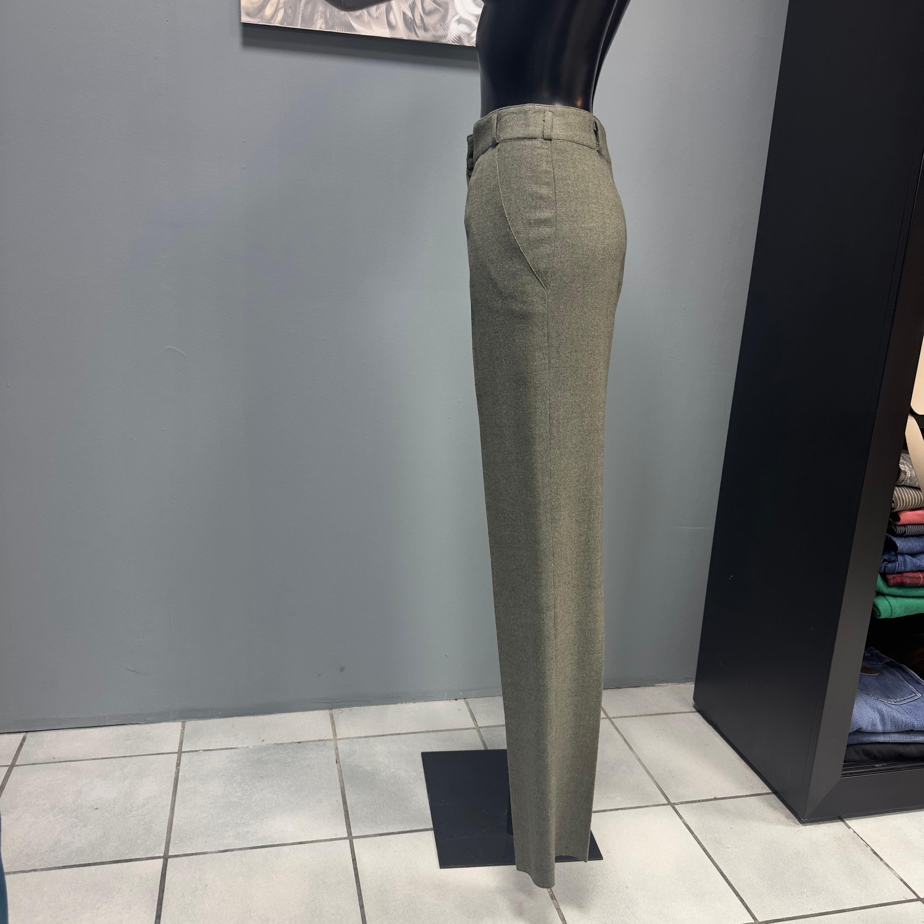 Chloé pants 80's never used
Classic cut with side pockets and pence, size 40 
Composition 100% wool
Measures:
Waist 34cm
Fianchi 43cm
Horse 34cm
Length 114cm