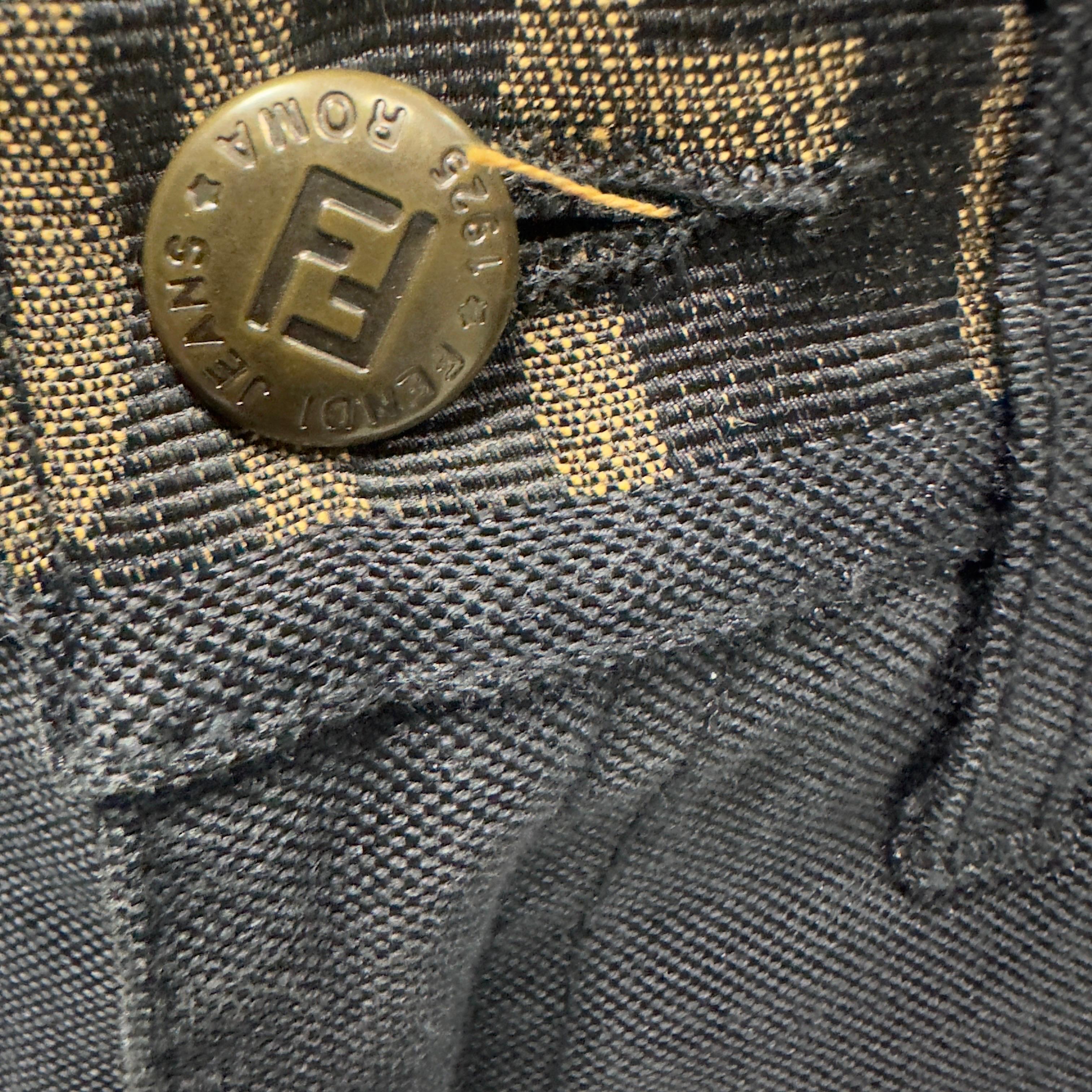 Pantalone nero in tessuto simil jeans Fendi. Taglio dritto vita alta. 
Banda logata in vita
comodo e confortevole, il suo utilizzo può essere svariato, dal più elegante allo sportivo per un look sempre glamour
Misure:
Vita 37cm
Fianchi 47 cm
Cavallo