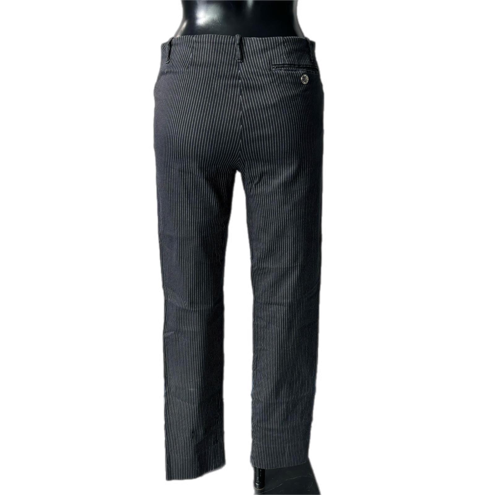 Pantalon à pinces noir Dolce & Gabbana, tissu extensible, deux poches sur le devant
Excellent état, fermeture à glissière et bouton
Mesurer :
Taille 37 cm
Côtés 42 cm
Cheval 27 cm
Cuisse 5 cm
Longueur 98 cm

