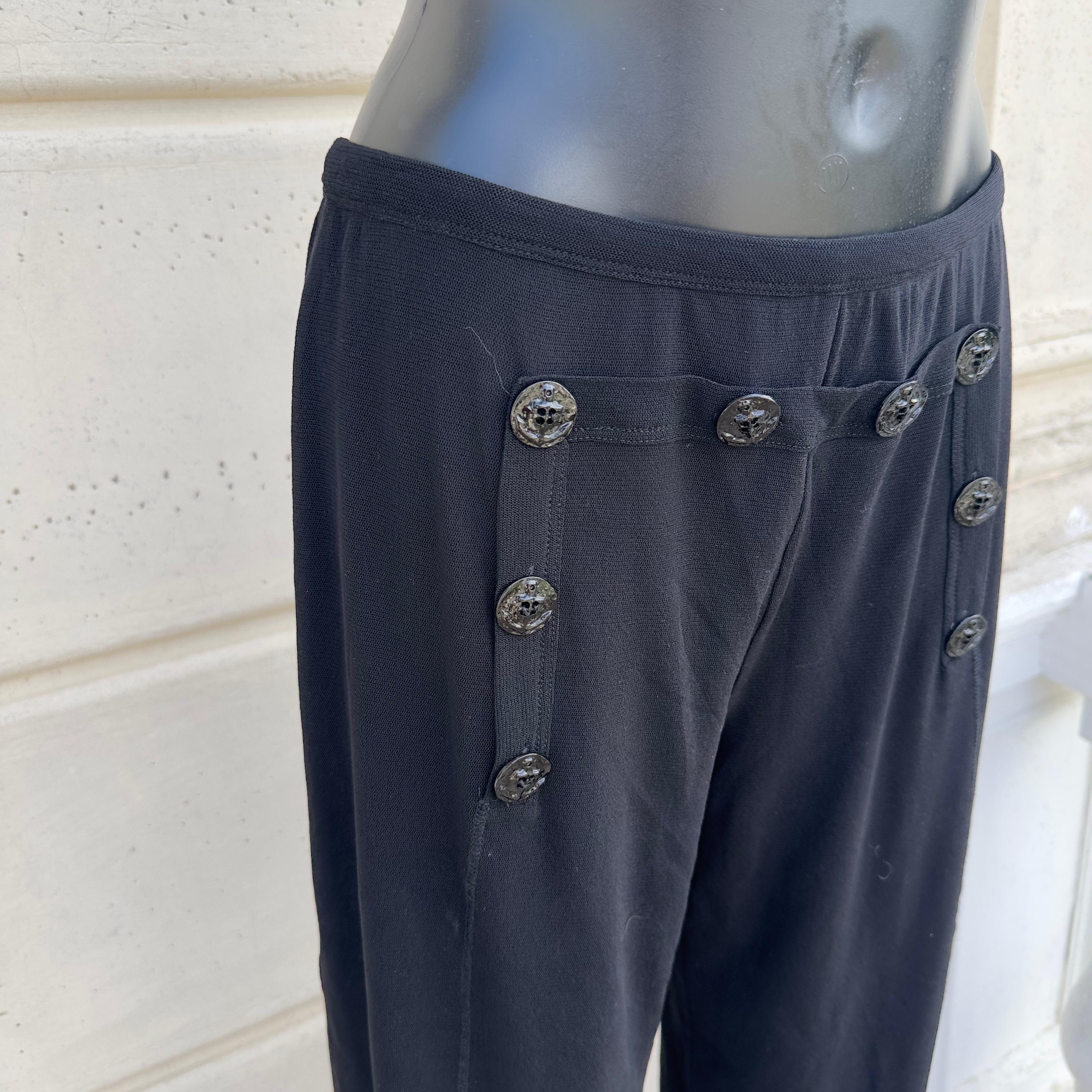 Pantalone morbido da collezione Jean Paul Gaultier. Tessuto a strati effetto vedo non vedo.
Elastico in vita, taglia M, taglio a vivo sul fondo
Misure:
Vita 34cm
Lunghezza 103cm