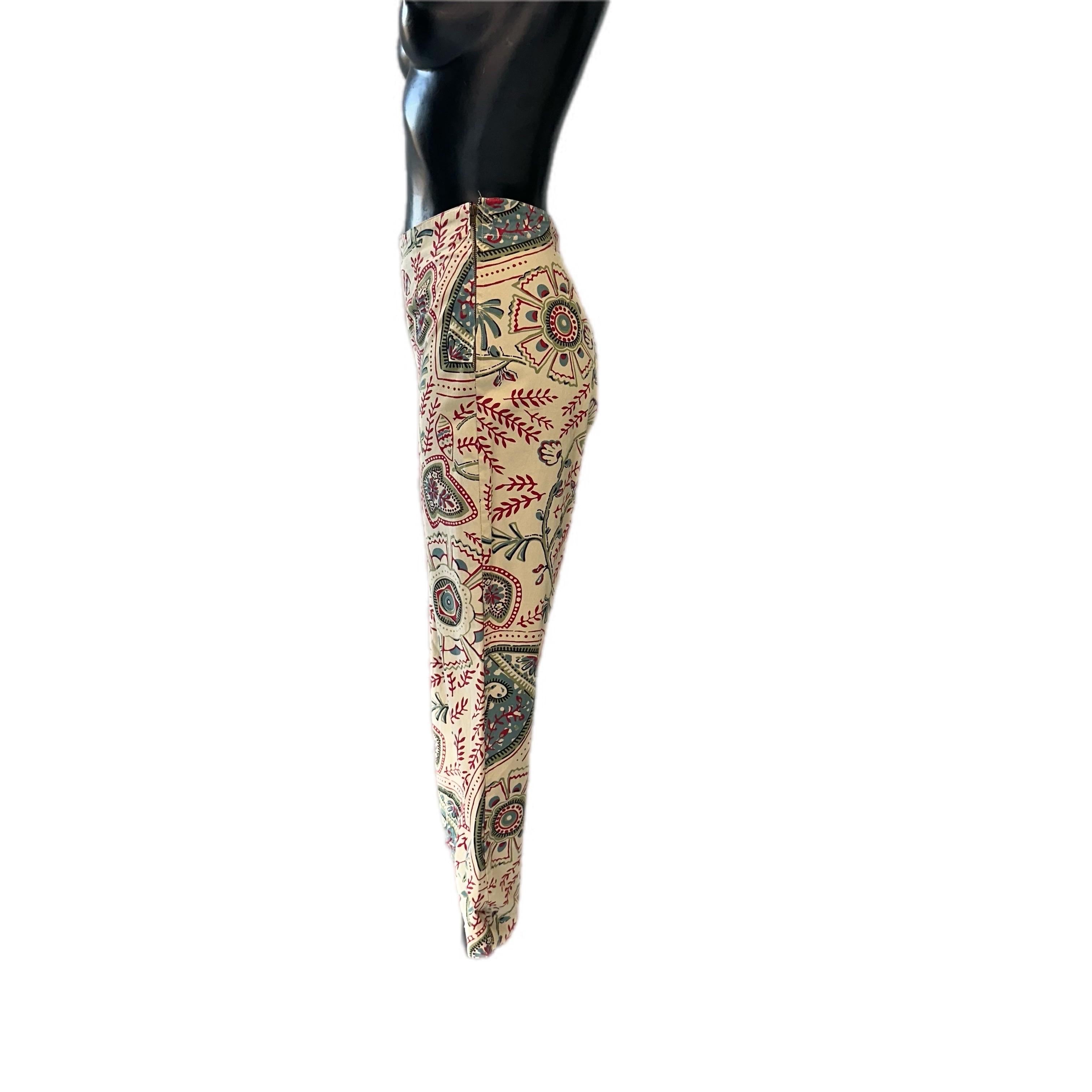 Pantalone in cotone Valentino con elegante fantasia damascata
Taglia 28, Verschluss mit seitlicher Kernenergie
gute Bedingungen
Misure.
VITA 35cm
Cavallo 34cm
Fianchi 44cm
Lunghezza 90cm