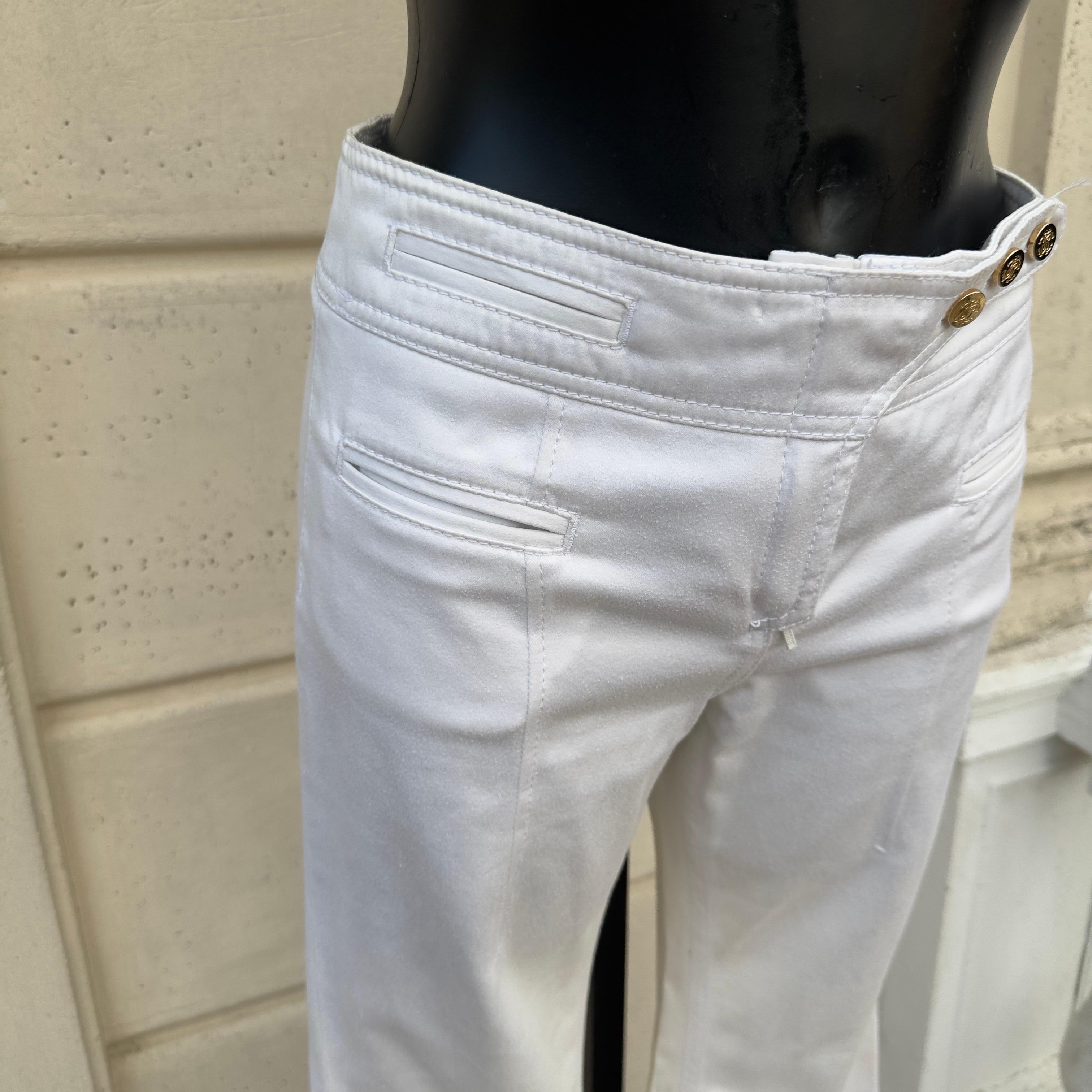 Pantalone bianco Roberto Cavalli prima linea. Leggermente svasato sul fondo rende slanciata la figura che lo indossa, tessuto elasticizzato. 
particolare chiusura con bottoni logati su un lato e cerniera che rimane invisibile
Zip sulle tasche