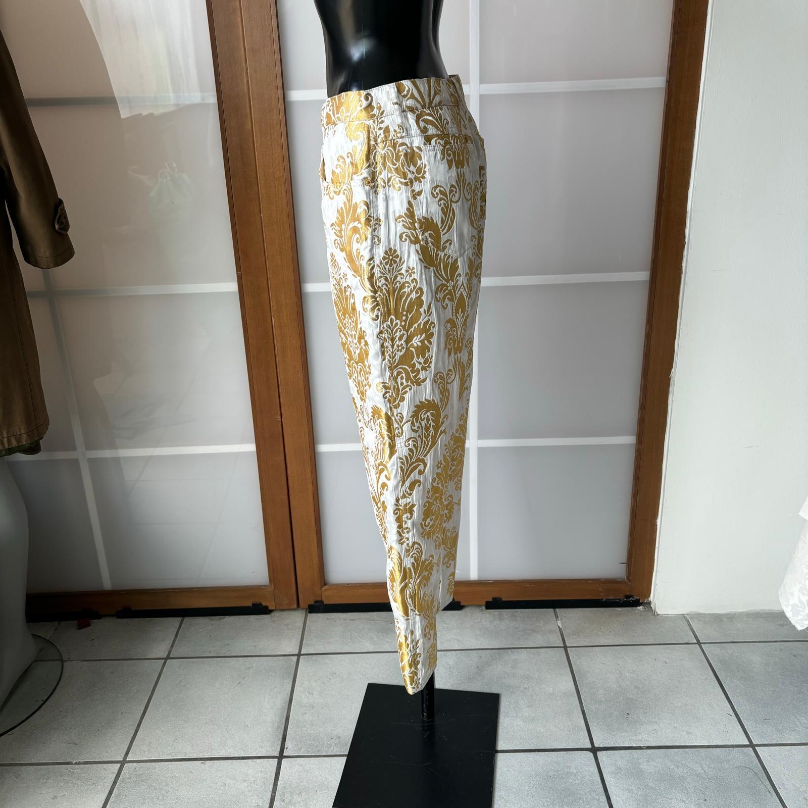 Pantaloni Roccobarocco bianchi ed oro taglio classico vita alta 
Modello 4 tasche, anni 90 
Segna tg46 vestibilità piccola
Presenta un piccolo aloncino come da foto removibile con lavaggio
Misure :
Vita 38cm
Fianchi 50cm
Cavallo 33cm
Coscia