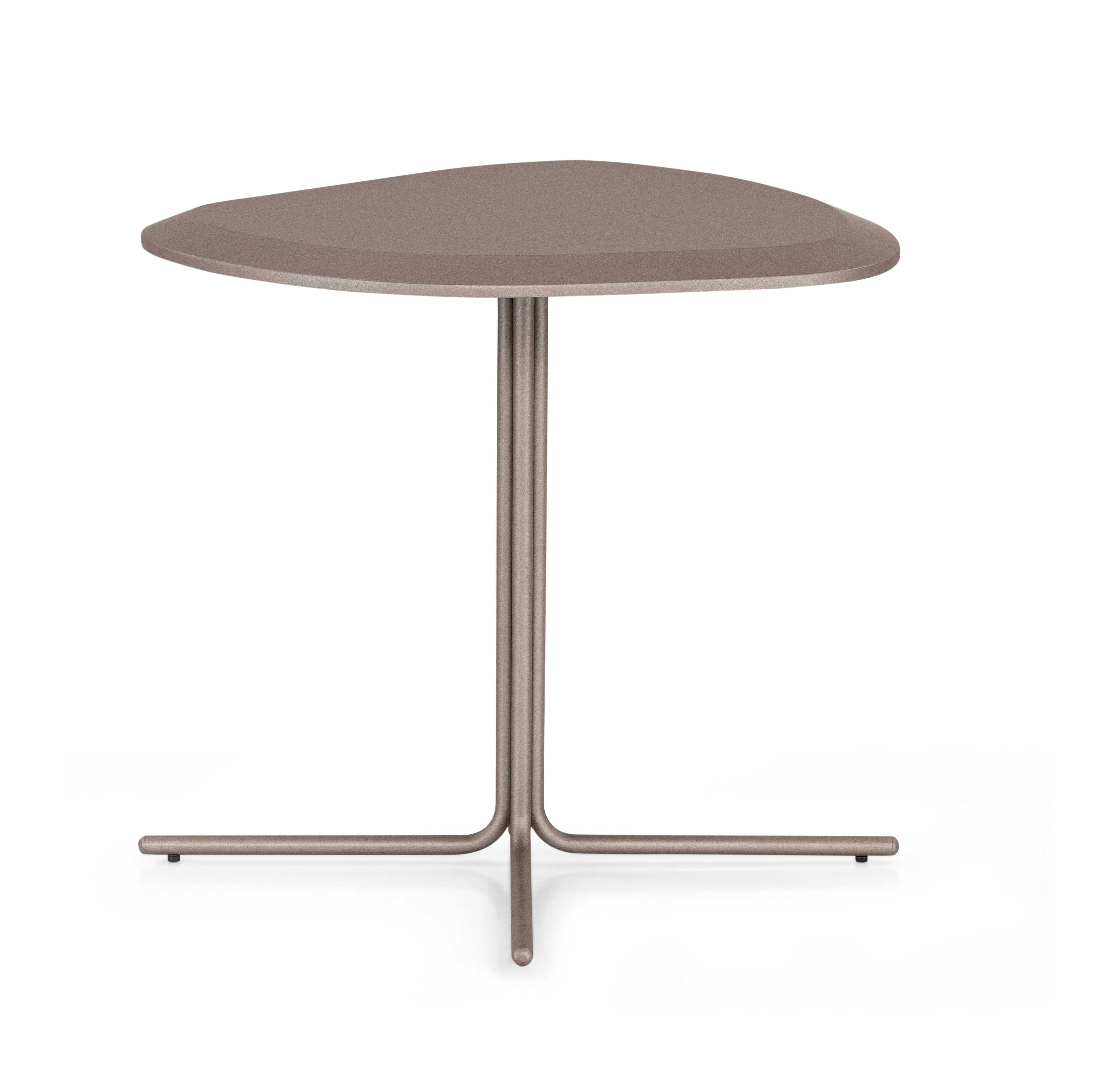 Il tavolino Pantê di Uultis dona un'eleganza organica agli interni moderni grazie alla sua silhouette liscia e asimmetrica e alla ricca finitura color cioccolato. *Si prega di verificare la disponibilità prima dell'acquisto*.

Con un diametro di 24