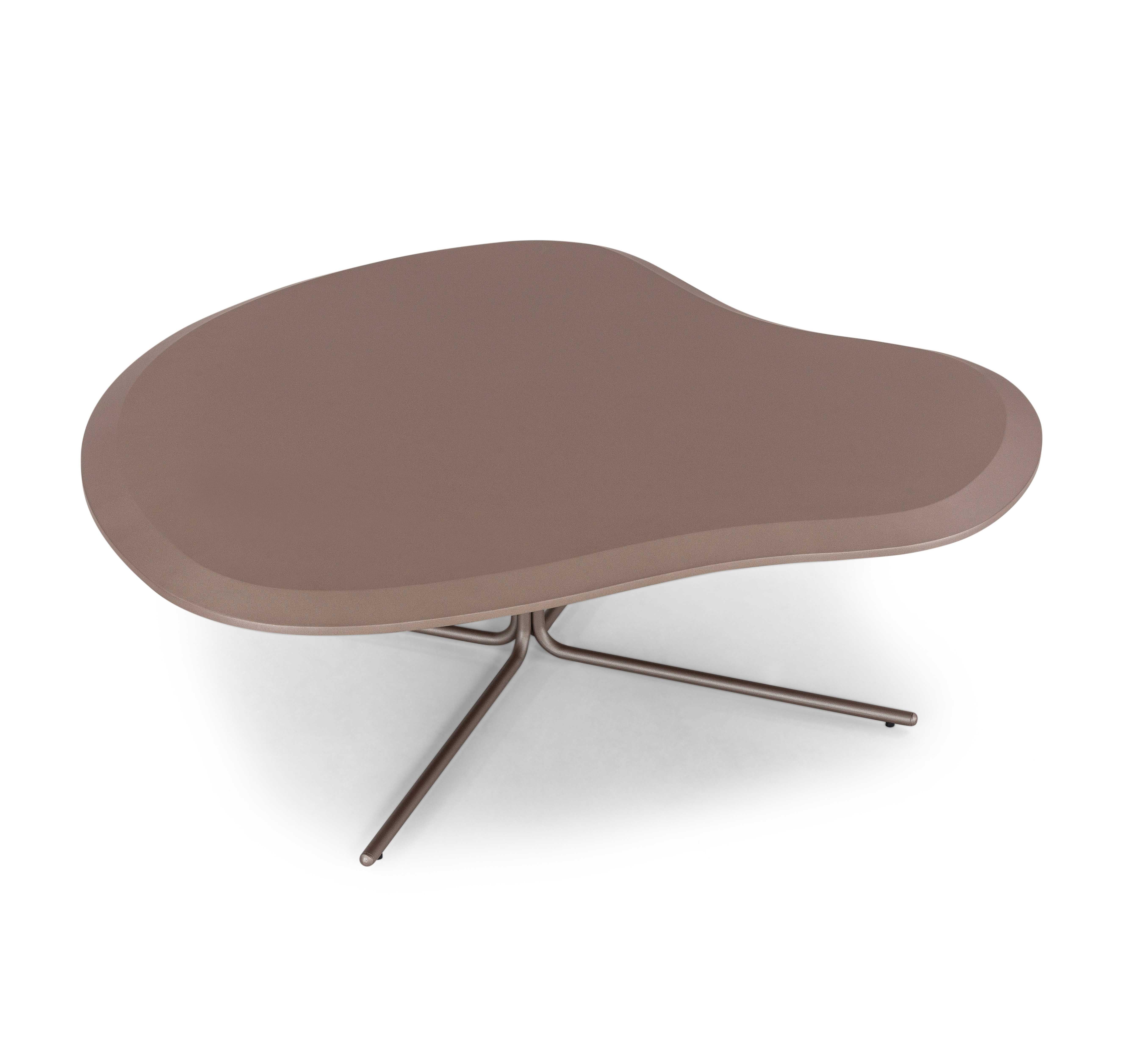 Der Couchtisch Pantê von Uultis Studio bringt einen Hauch von raffinierter organischer Schönheit in moderne Innenräume. Das skulpturale 39-Zoll-Oberteil in einem satten Schokoladenmetallic-Farbton ist von den natürlichen Mustern des Jaguarfells