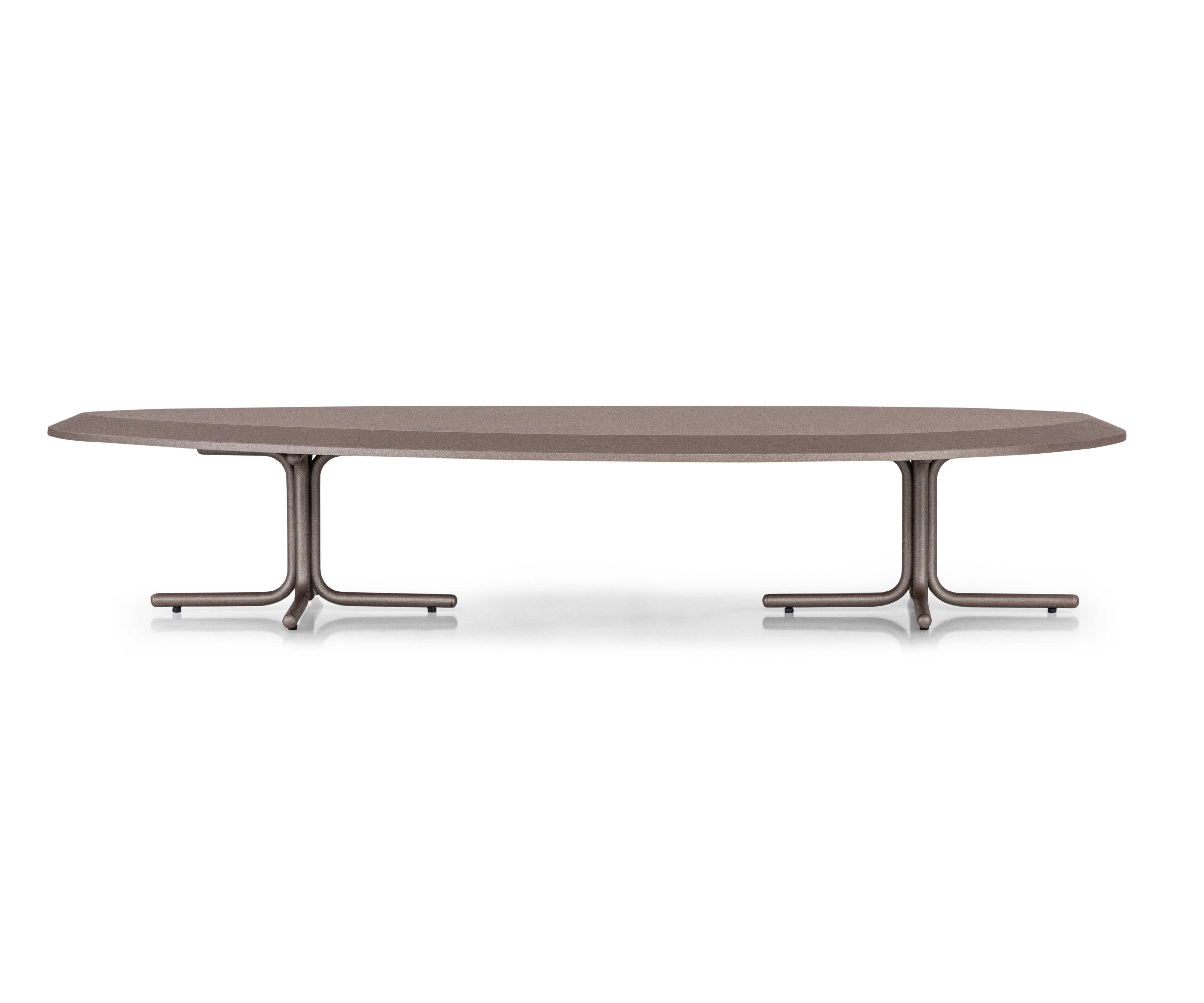 Moderne Table basse en finition chocolat avec plateau de 47 pouces et pieds en métal - Pantê Line en vente